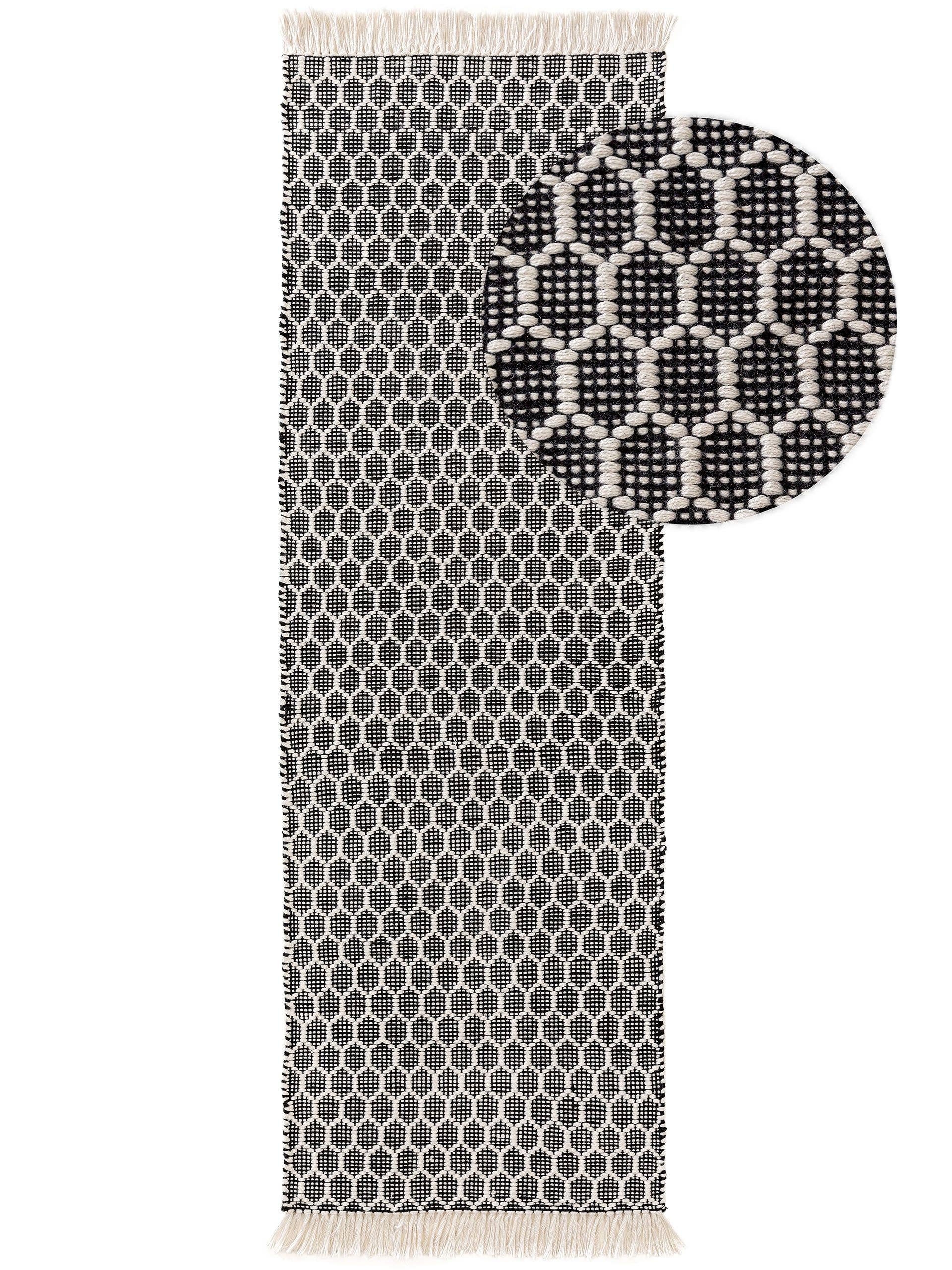 Teppe av 100 % polyester (resirkulert PET) i Svart/hvit med opptil 5 mm høy lugg fra benuta Pure