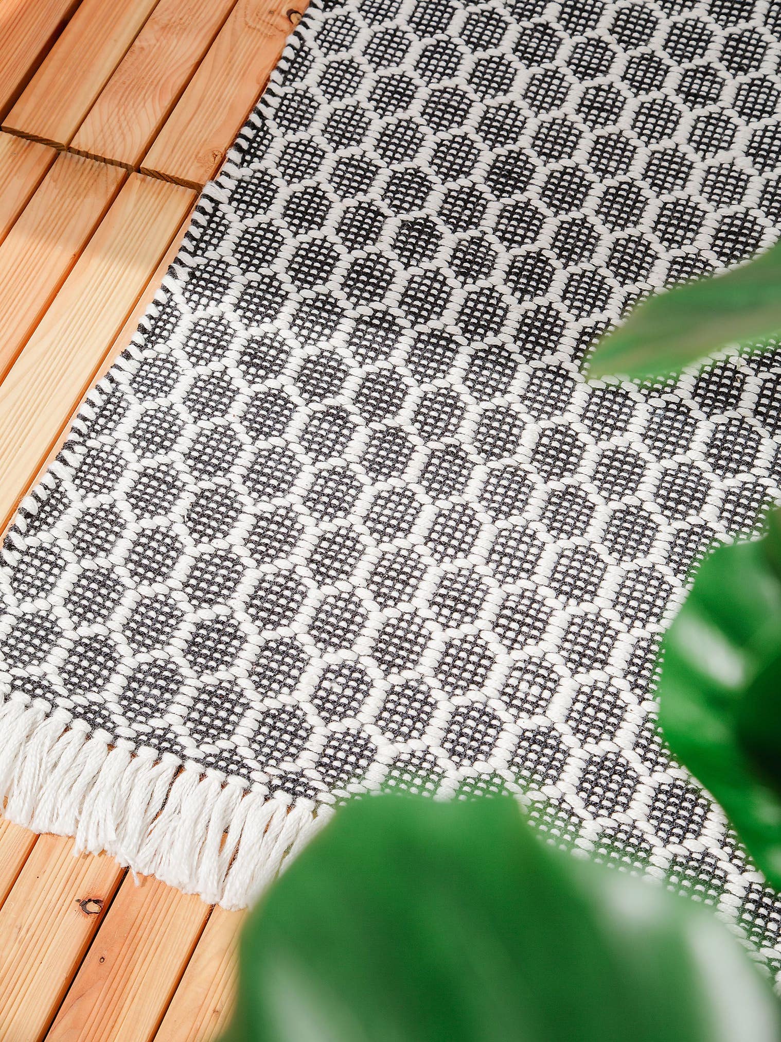 Teppich aus 100% Polyester (recyceltes PET) in Schwarz/Weiß mit bis 5 mm hohem Flor von benuta Pure