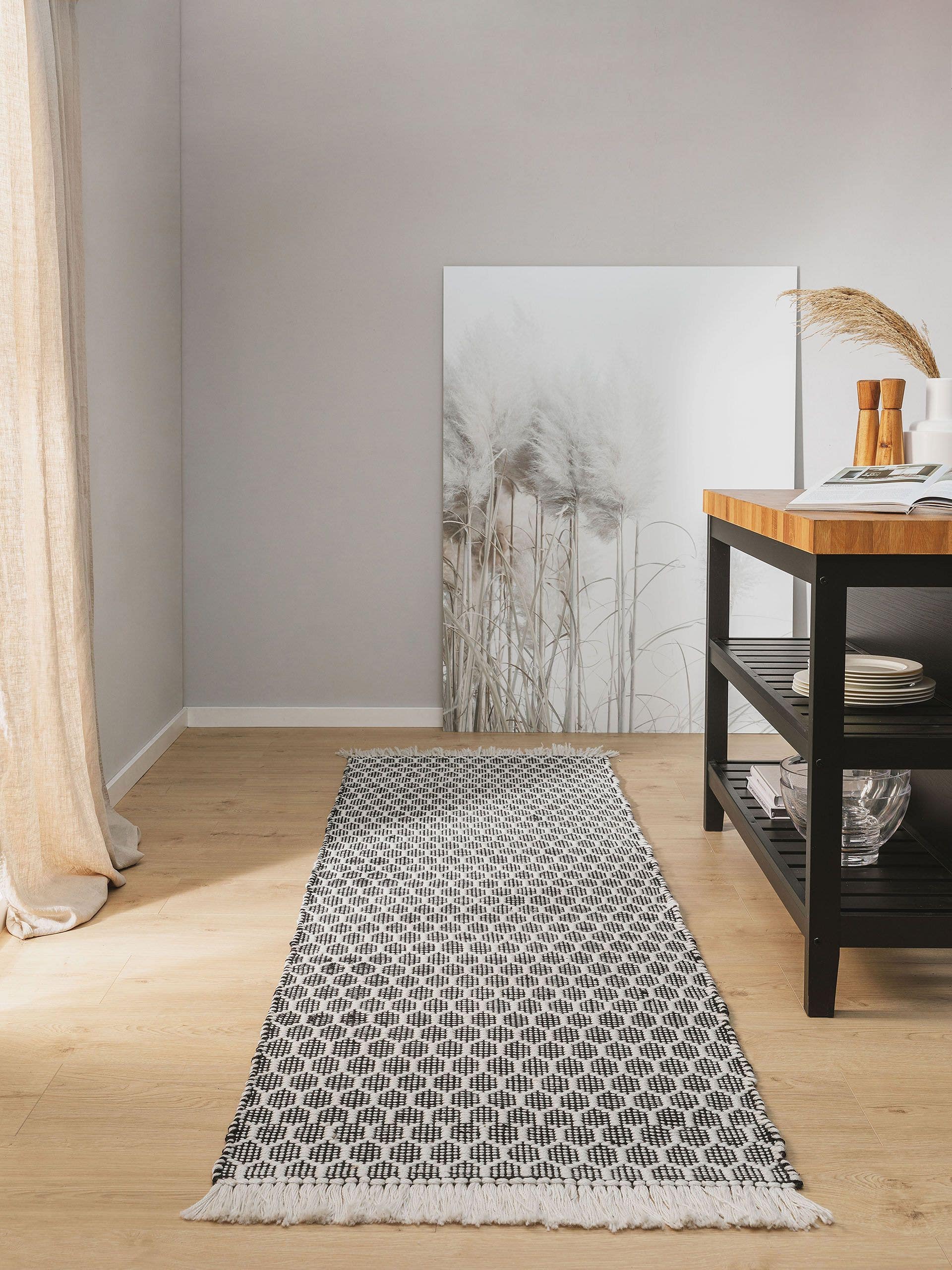 Teppe av 100 % polyester (resirkulert PET) i Svart/hvit med opptil 5 mm høy lugg fra benuta Pure