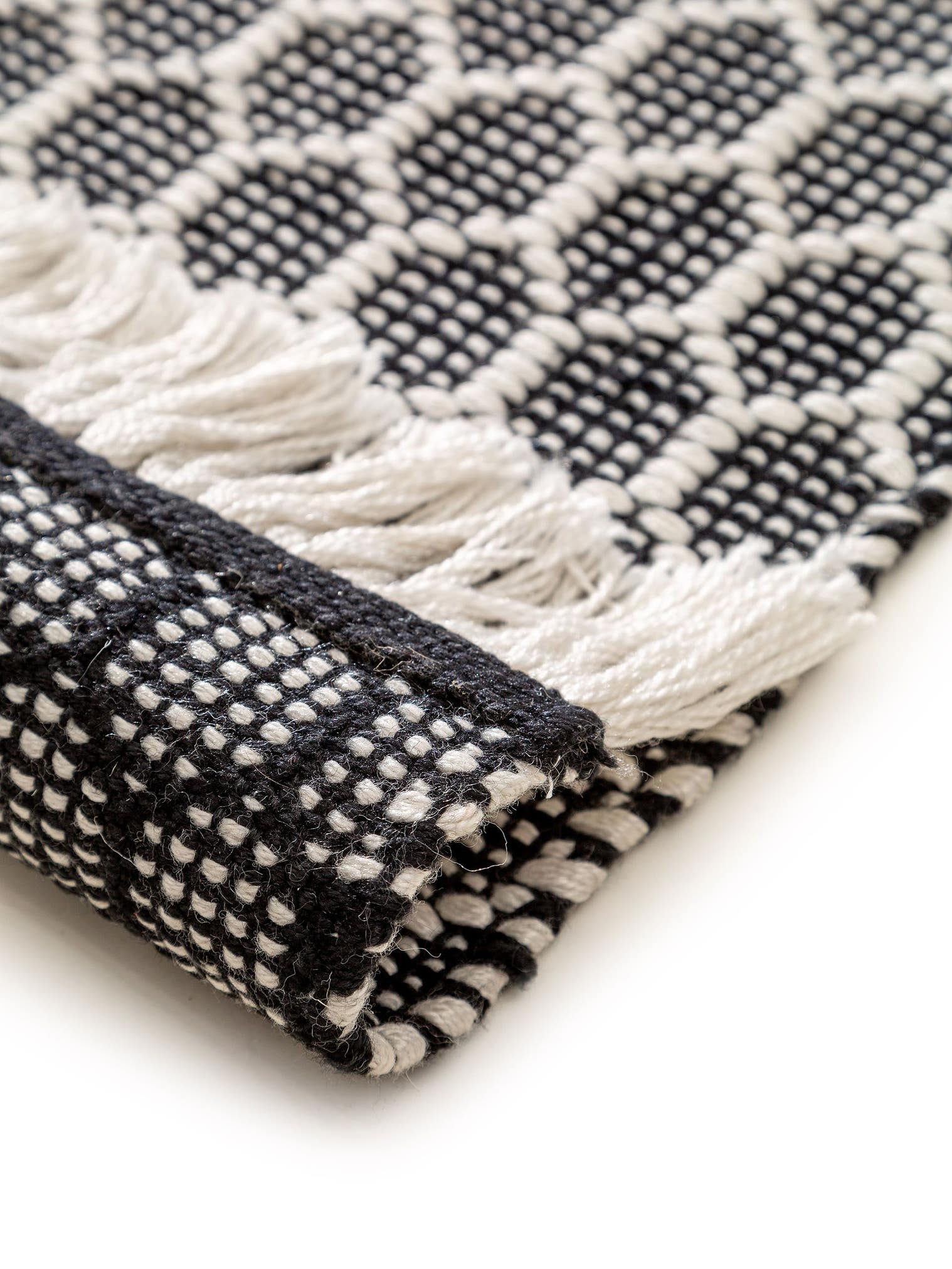 Teppich aus 100% Polyester (recyceltes PET) in Schwarz/Weiß mit bis 5 mm hohem Flor von benuta Pure