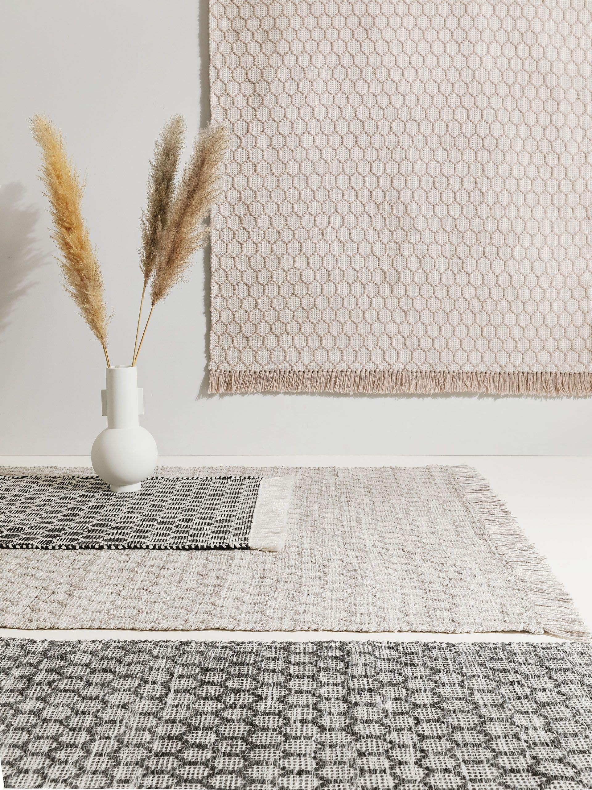 Teppe av 100 % polyester (resirkulert PET) i Svart/hvit med opptil 5 mm høy lugg fra benuta Pure