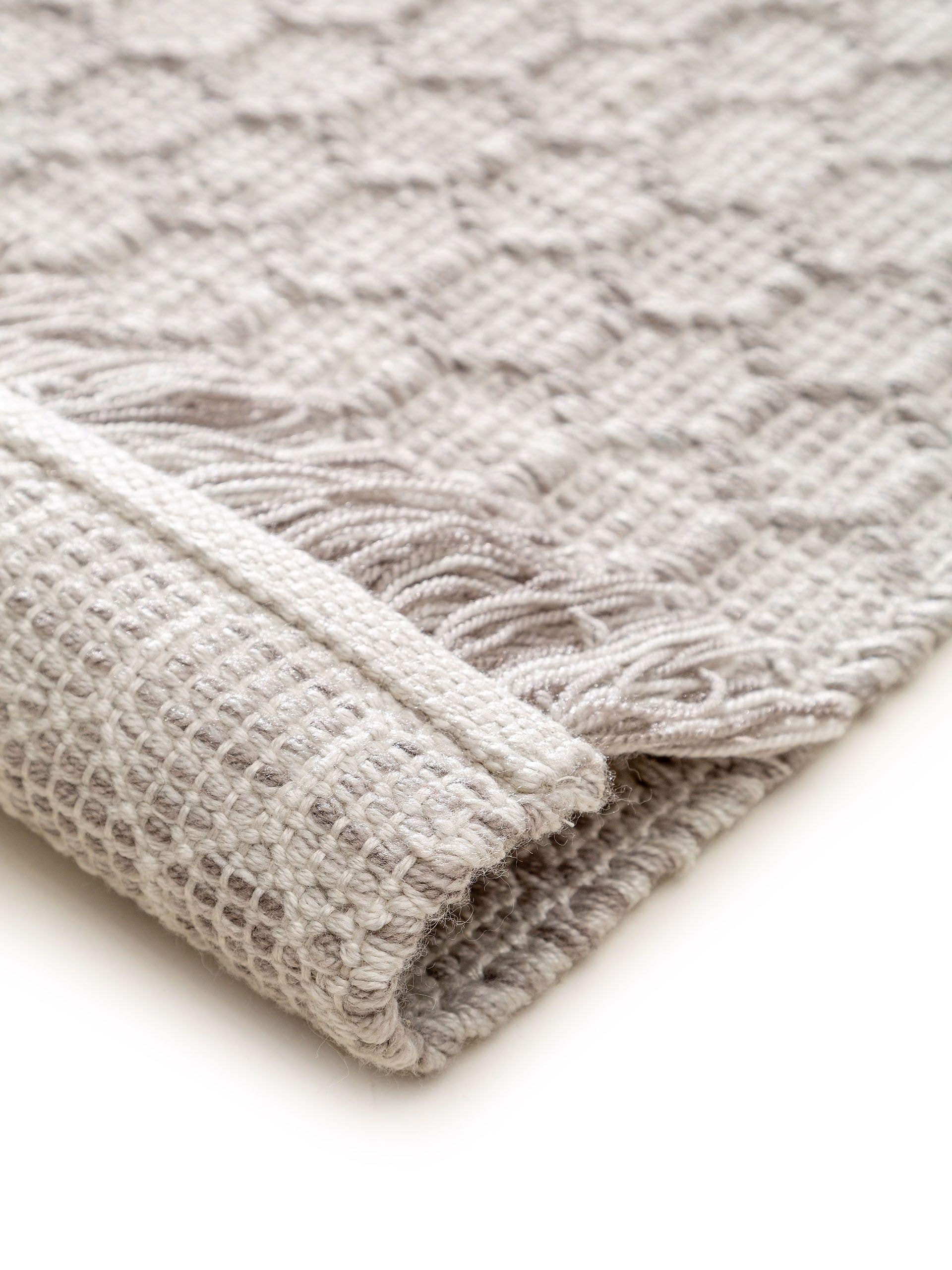 Koberec z 100% polyester (recyklovaný PET) v Grey s vlasem výšky do 5 mm od benuta Pure