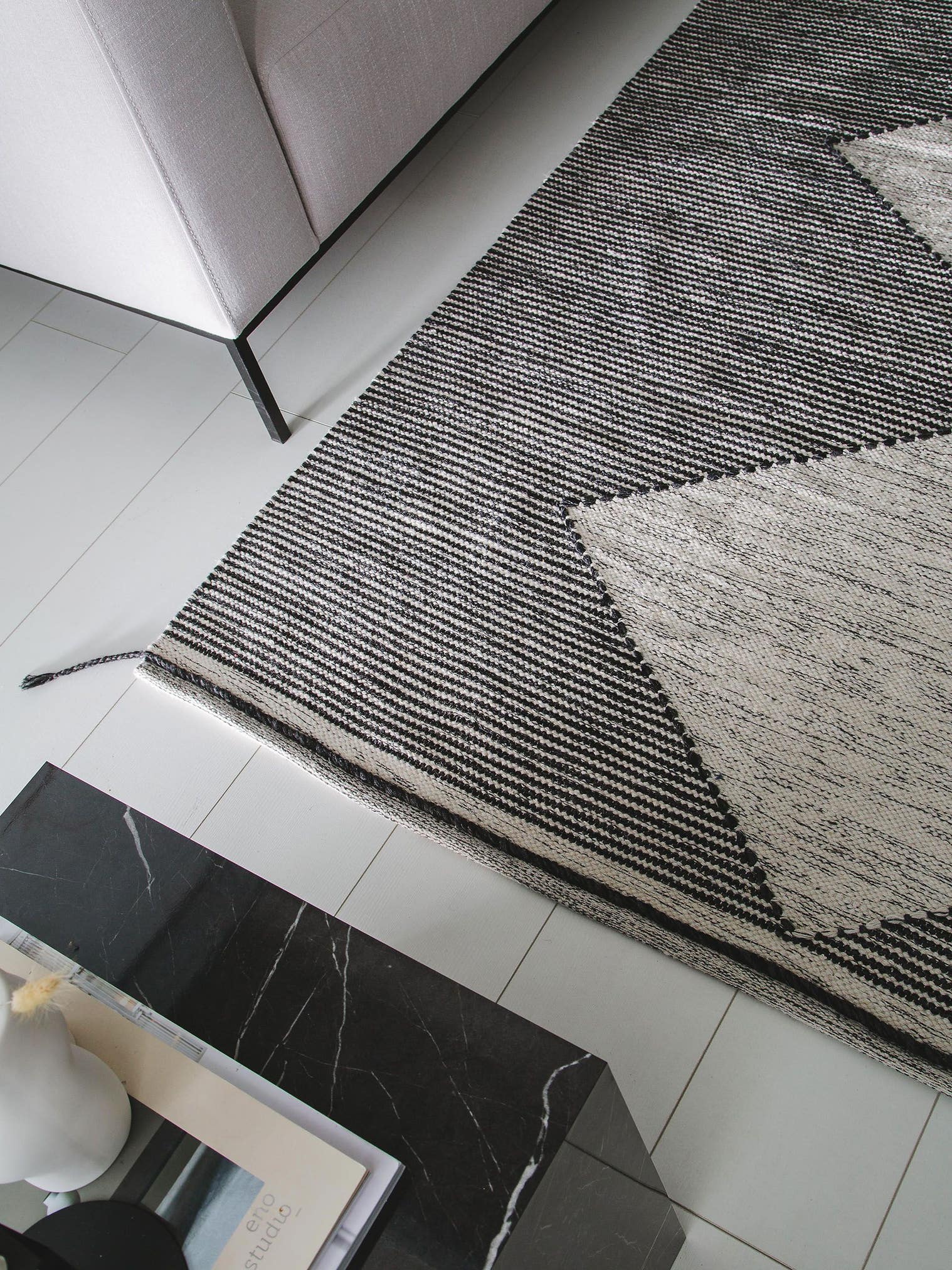 Teppich aus 50% Wolle, 50% Baumwolle in Schwarz/Weiß mit bis 5 mm hohem Flor von benuta Pure