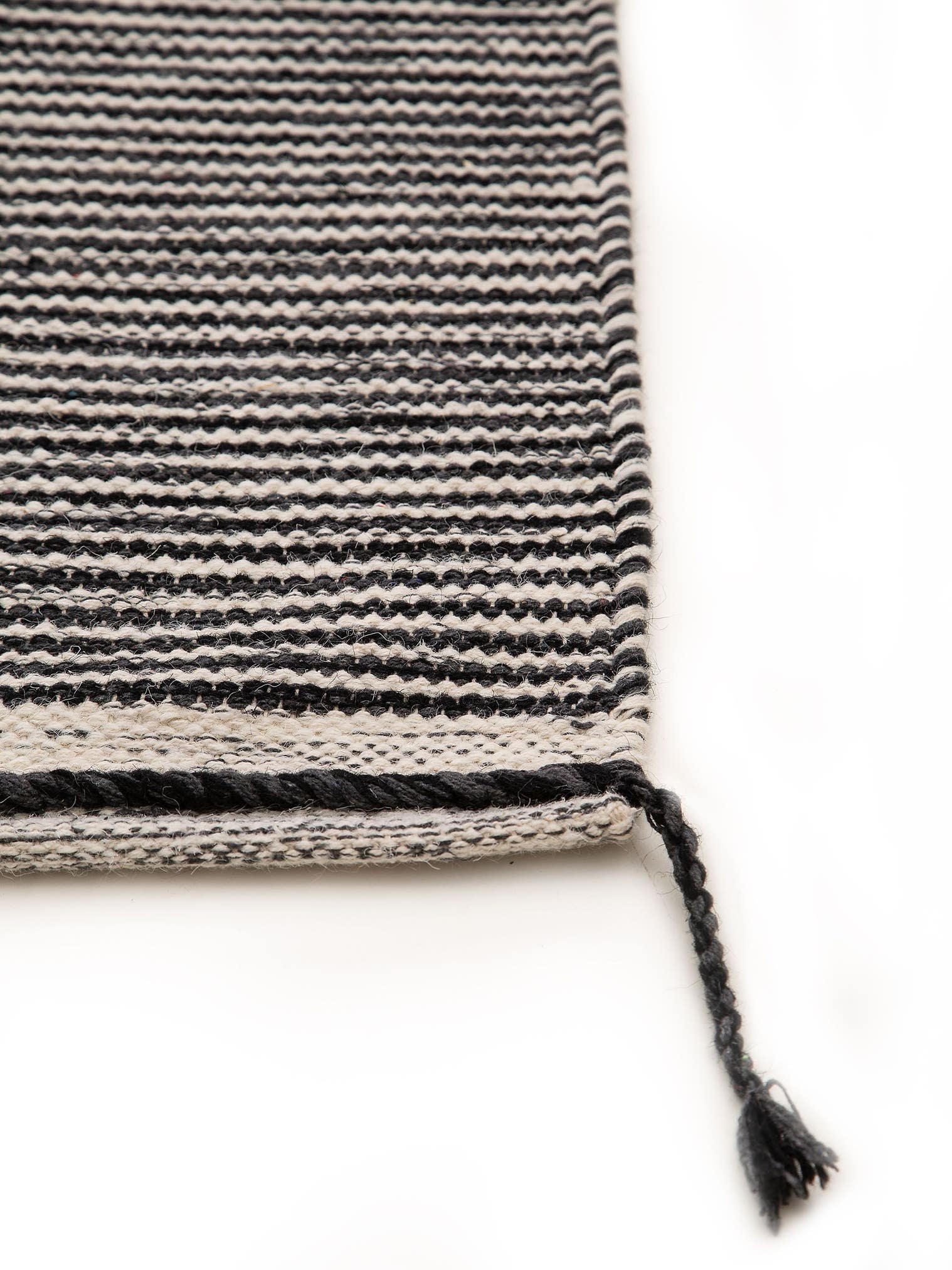 Teppich aus 50% Wolle, 50% Baumwolle in Schwarz/Weiß mit bis 5 mm hohem Flor von benuta Pure