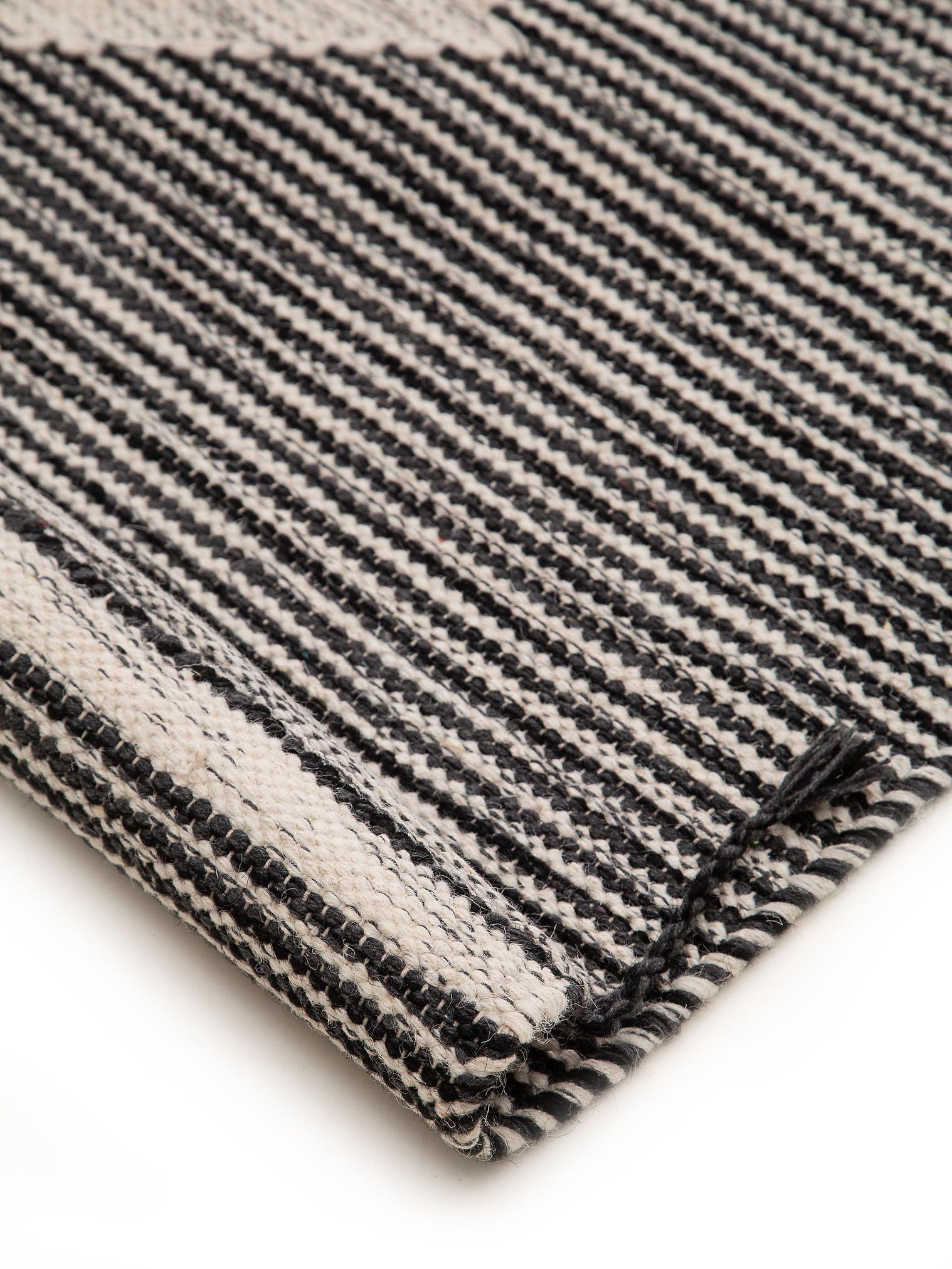 Teppich aus 50% Wolle, 50% Baumwolle in Schwarz/Weiß mit bis 5 mm hohem Flor von benuta Pure