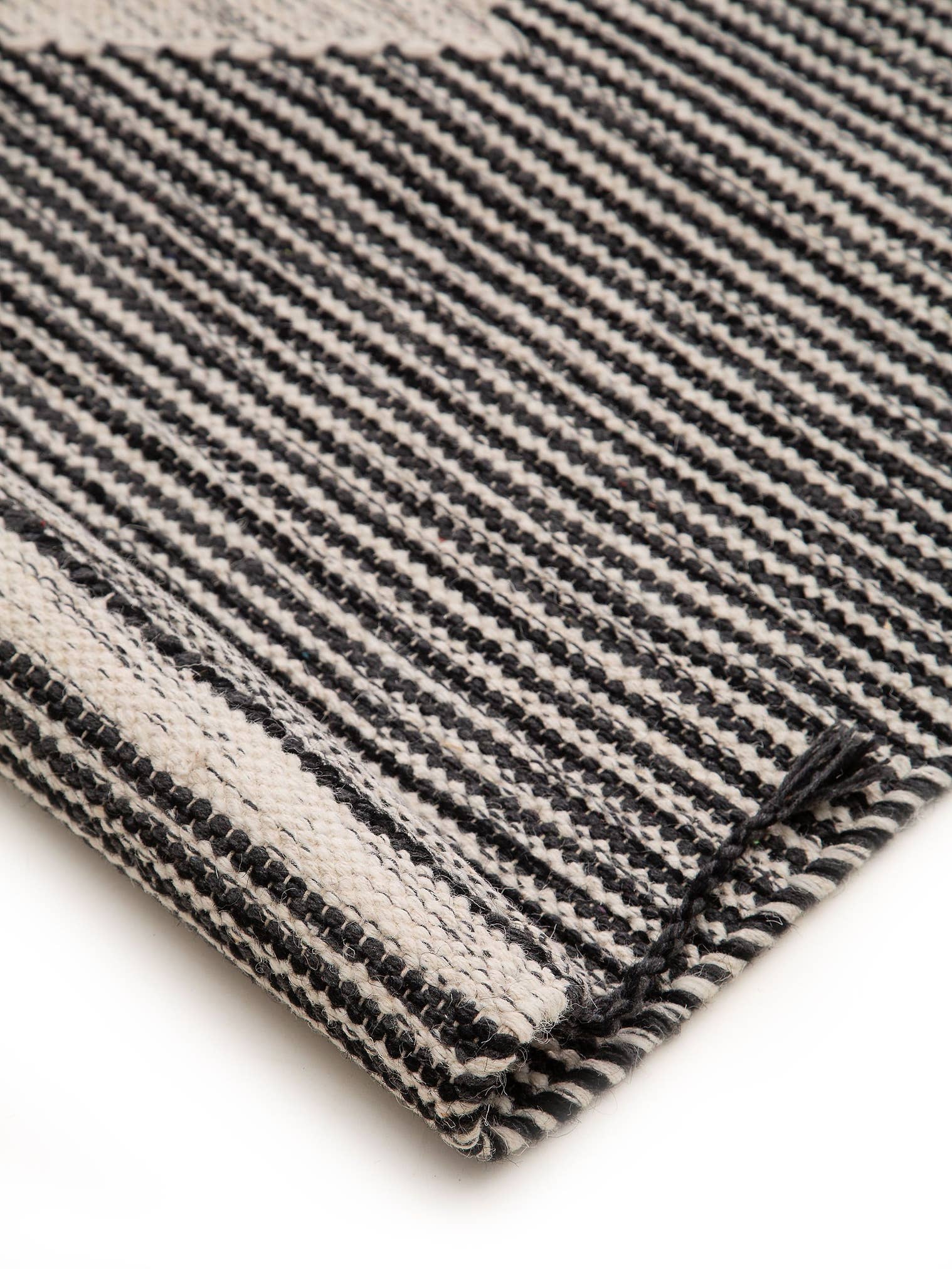 Rug made of 50% Wool, 50% Cotton in Black/White with a 1- 5 mm high pile by benuta Pure