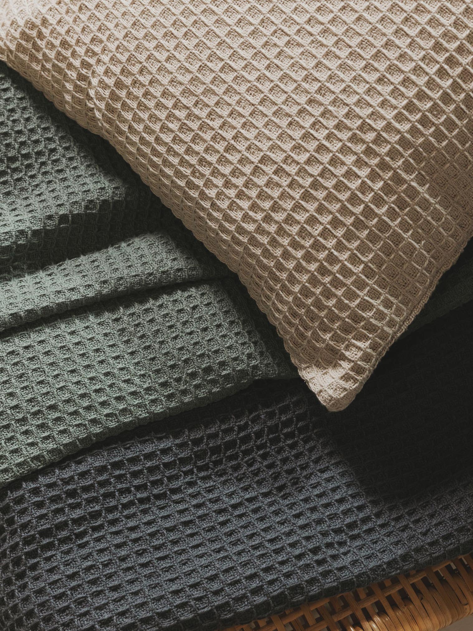 Pläd i bomull Amalia Mörkgrå med Uni-design i 100% Bomull från benuta Pure