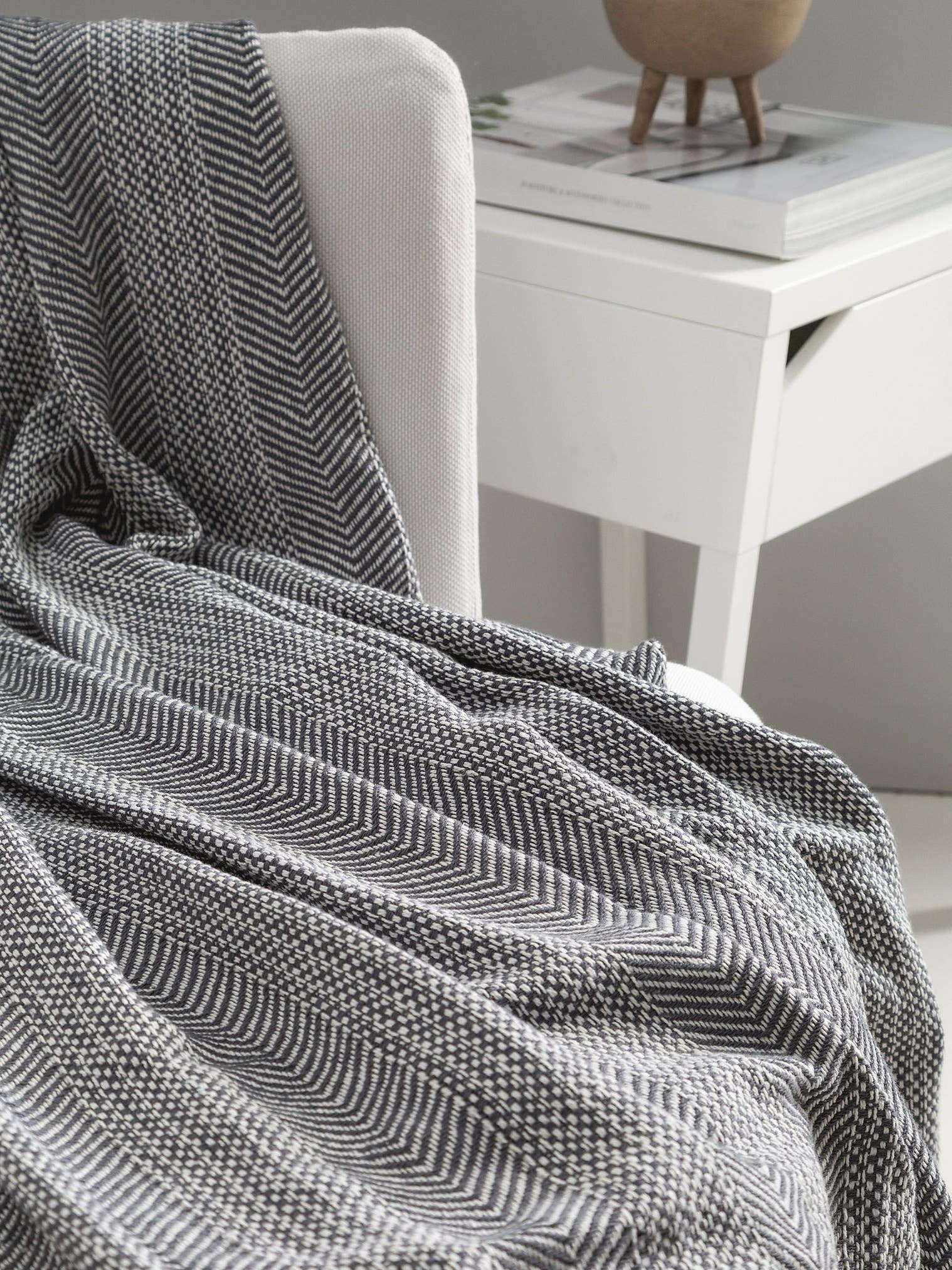 Cotton blanket Alisea Charcoal in Ikat design made of 100% Cotton by benuta Nest