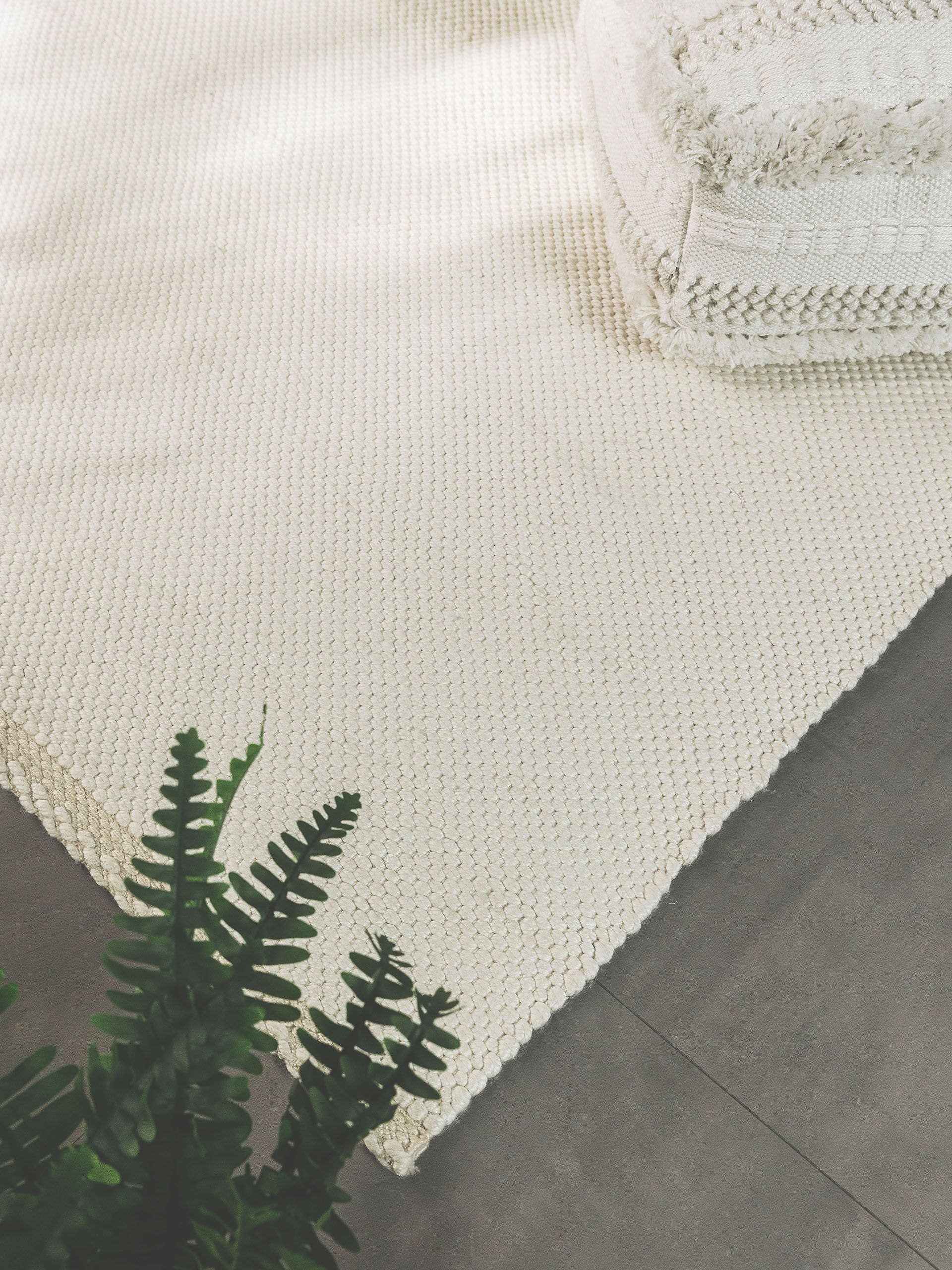 Matta av 100% Polyester i Beige med 1- 5 mm hög lugg från benuta Pure
