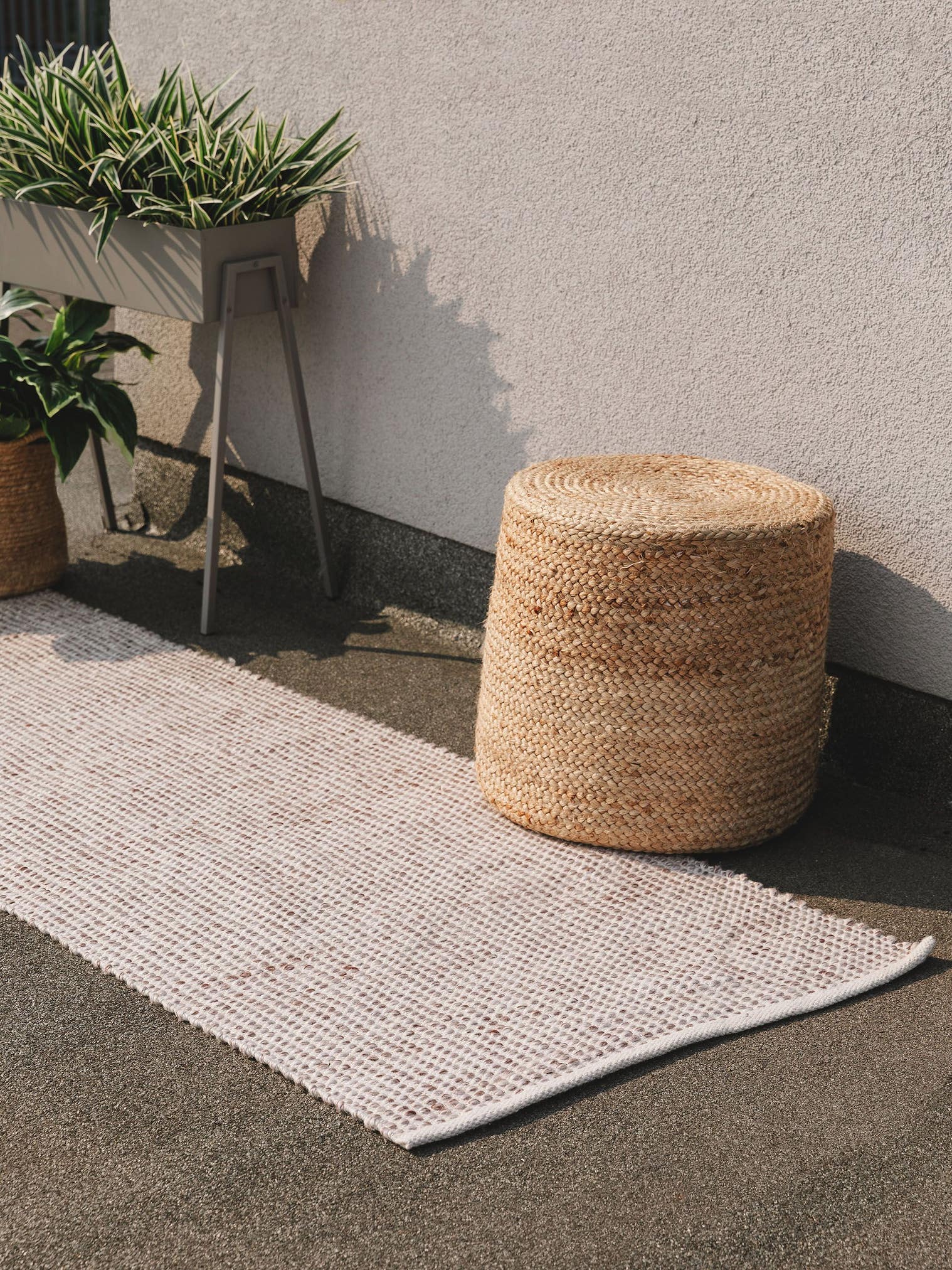 Tæppe af 100% Polyester i Beige med 1- 5 mm høj luv fra benuta Pure