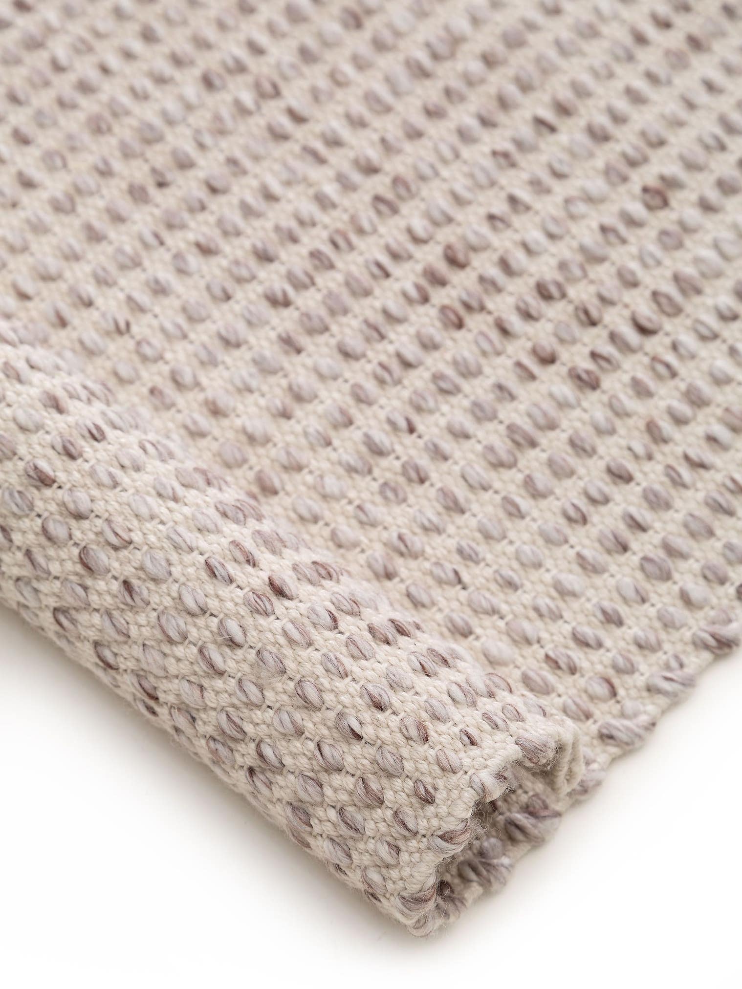 Tæppe af 100% Polyester i Beige med 1- 5 mm høj luv fra benuta Pure