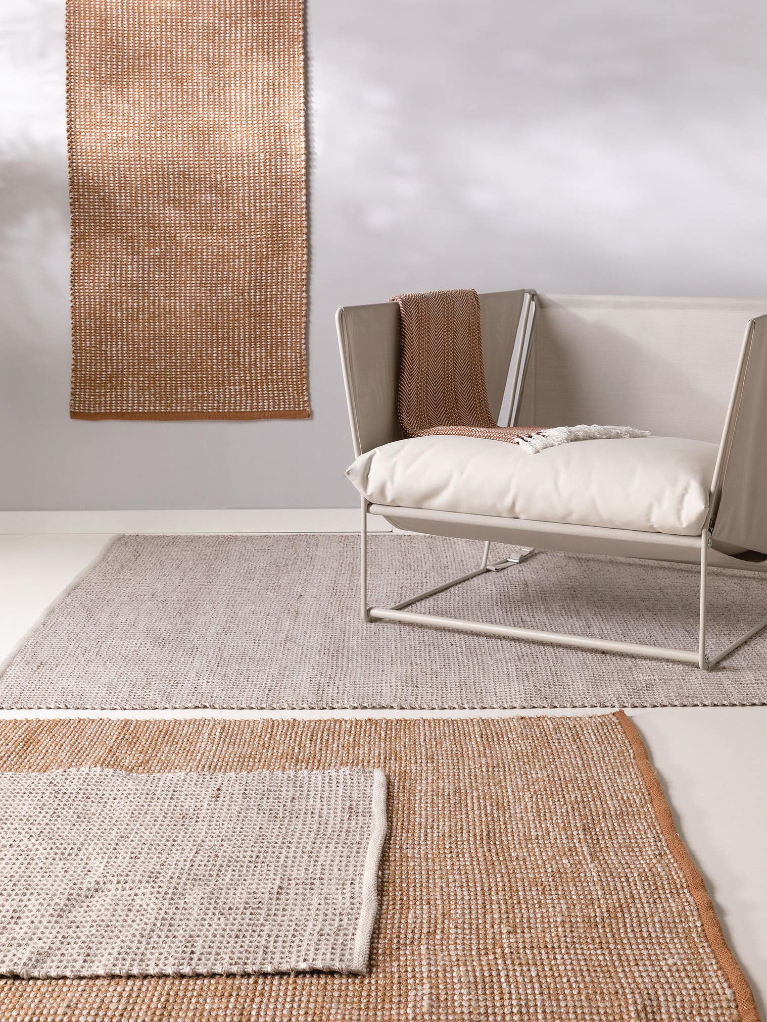 Tæppe af 100% Polyester i Beige med 1- 5 mm høj luv fra benuta Pure