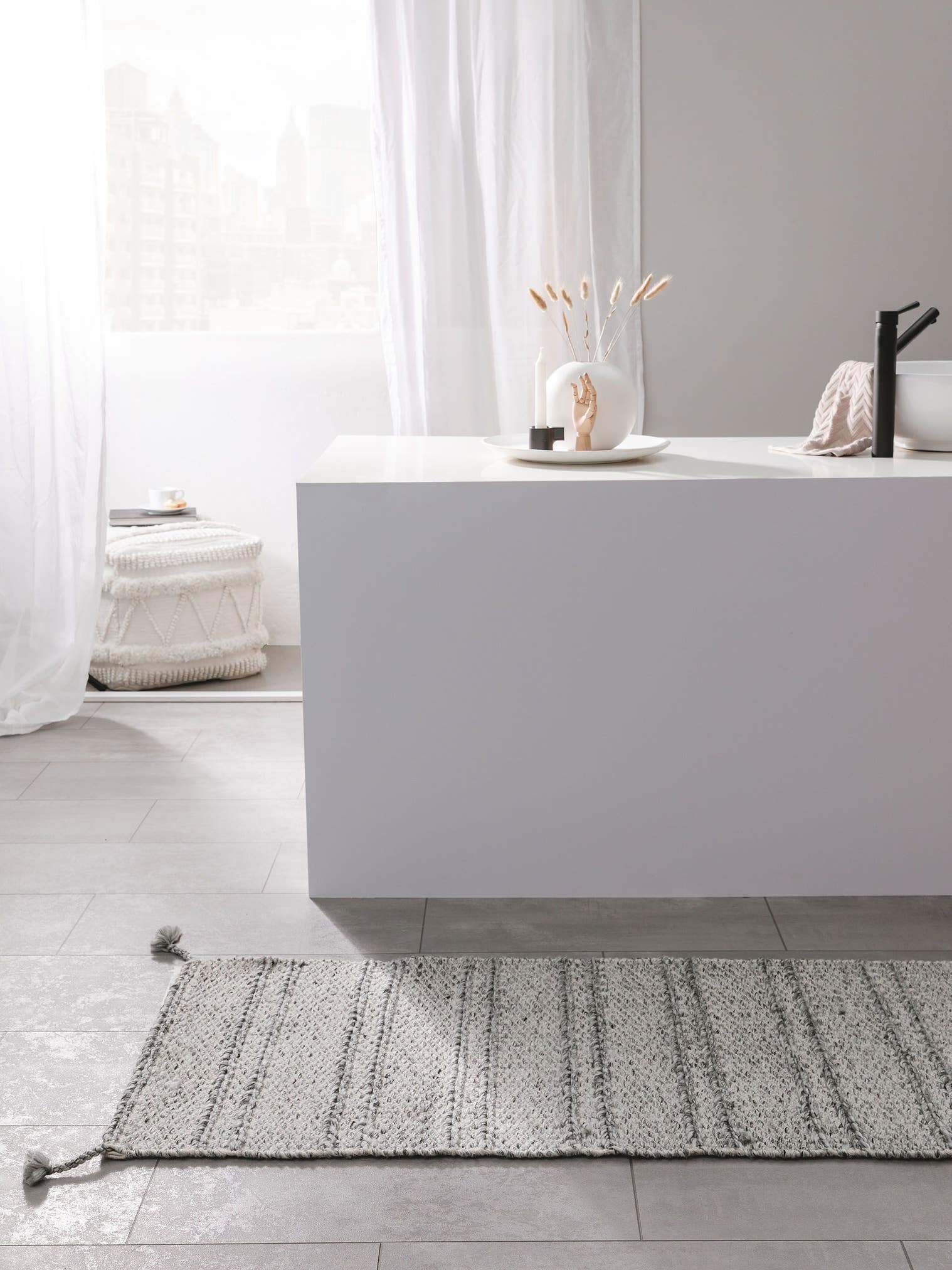 Matta av 100% Polyester i Grå med 1- 5 mm hög lugg från benuta Pure