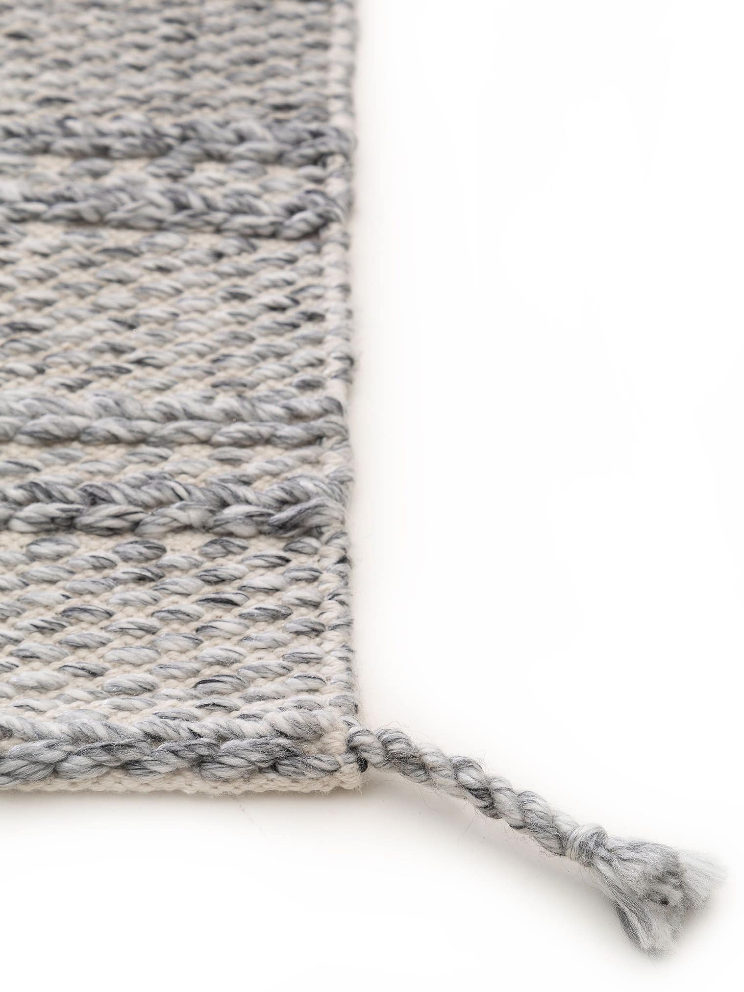 Matta av 100% Polyester i Grå med 1- 5 mm hög lugg från benuta Pure