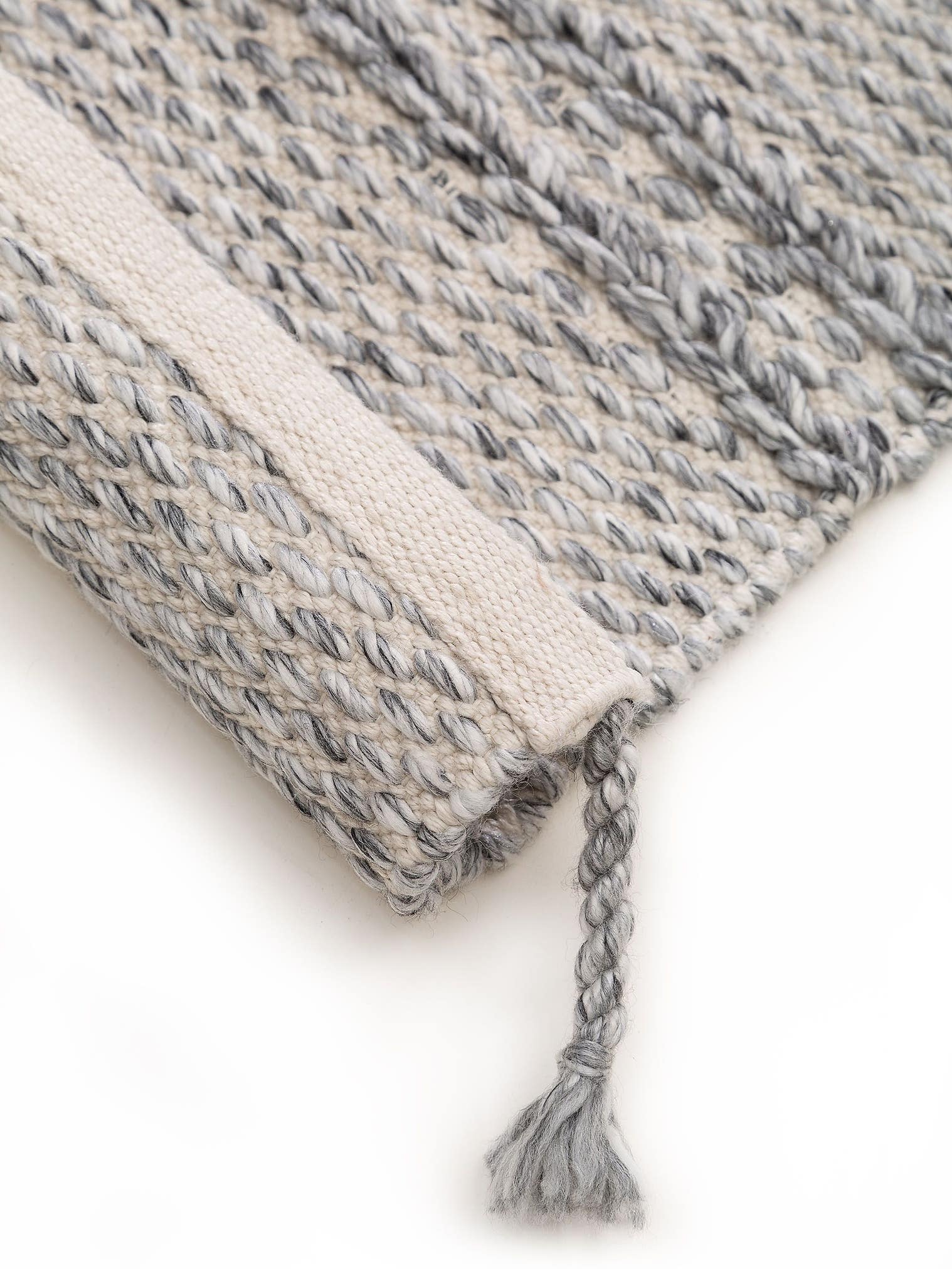Matta av 100% Polyester i Grå med 1- 5 mm hög lugg från benuta Pure