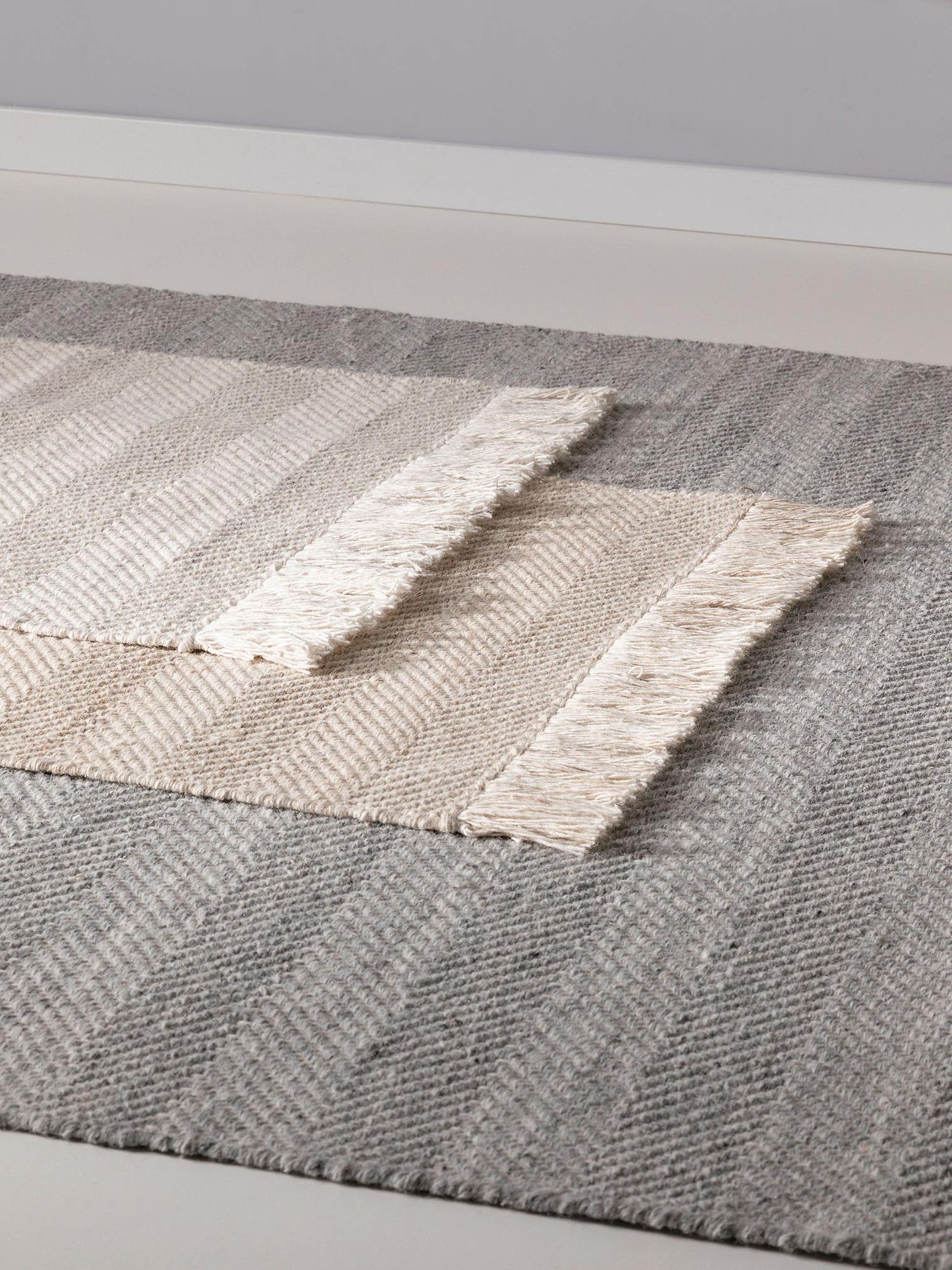 Dywan z 60% Wełna, 20% Bawełna, 20 %Polyester w kolorze beżowy z włosiem 1- 5 mm wysokim od benuta Pure