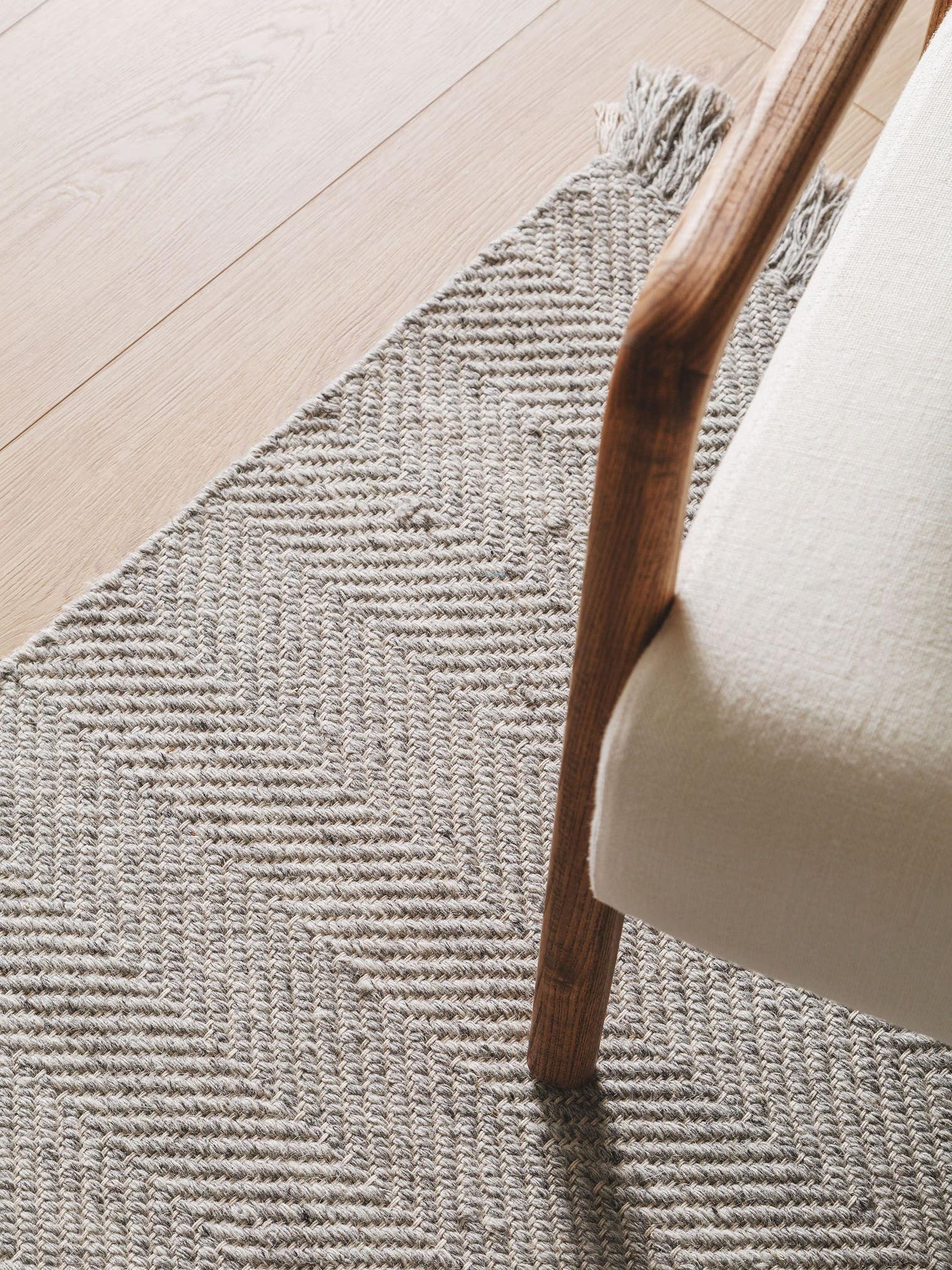 Teppe av 60 % ull, 20 % bomull, 20 % polyester i Grå med opptil 5 mm høy lugg fra benuta Pure