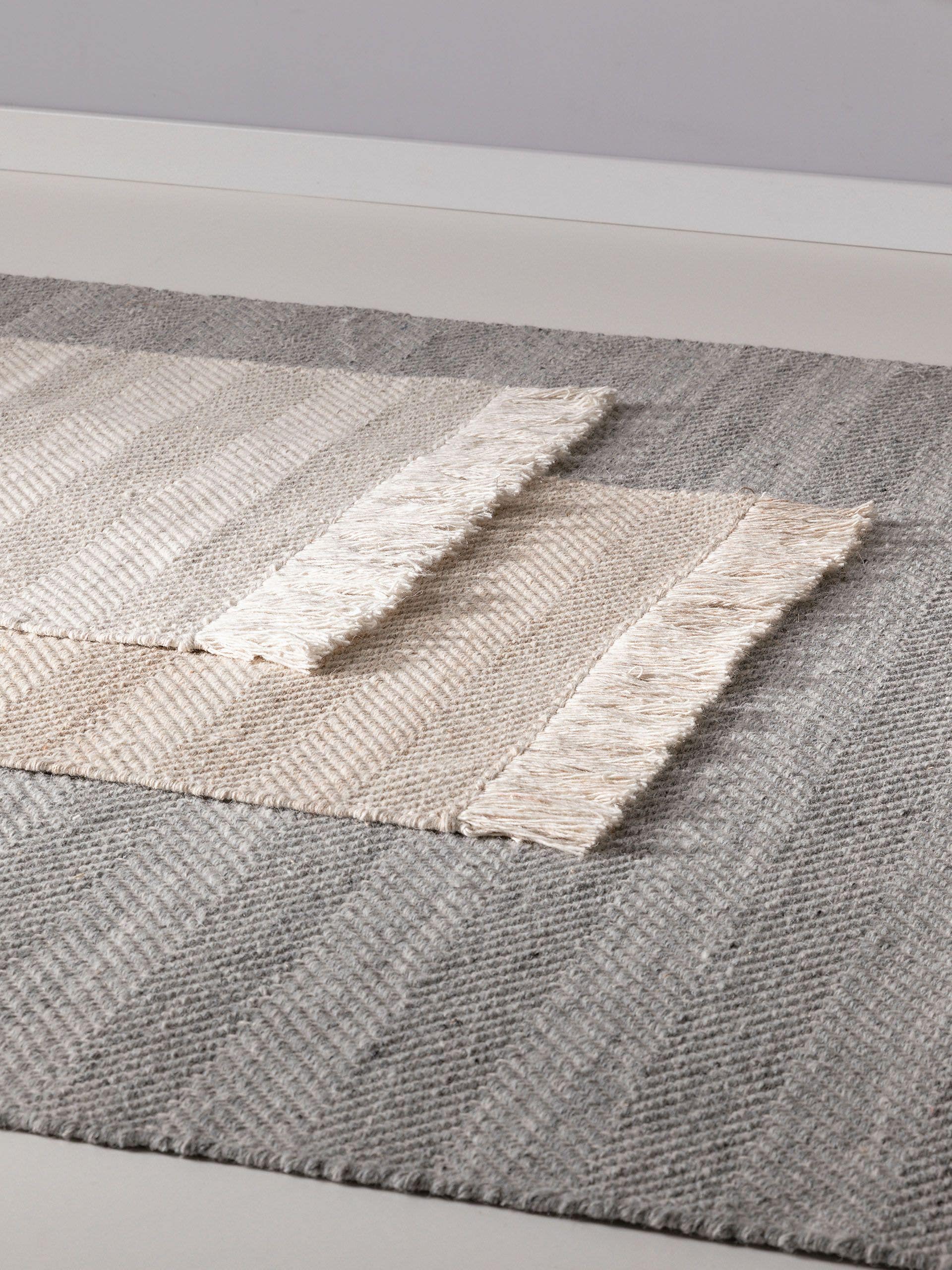 Tapijt van 60% Wol, 20% Katoen, 20 %Polyester in Grijs met een 1- 5 mm hoge pool van benuta Pure