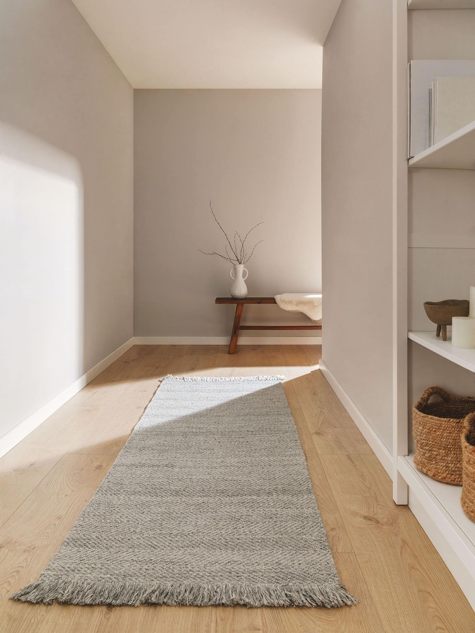 Teppich aus 60% Wolle, 20% Baumwolle, 20% Polyester in Grau mit bis 5 mm hohem Flor von benuta Pure