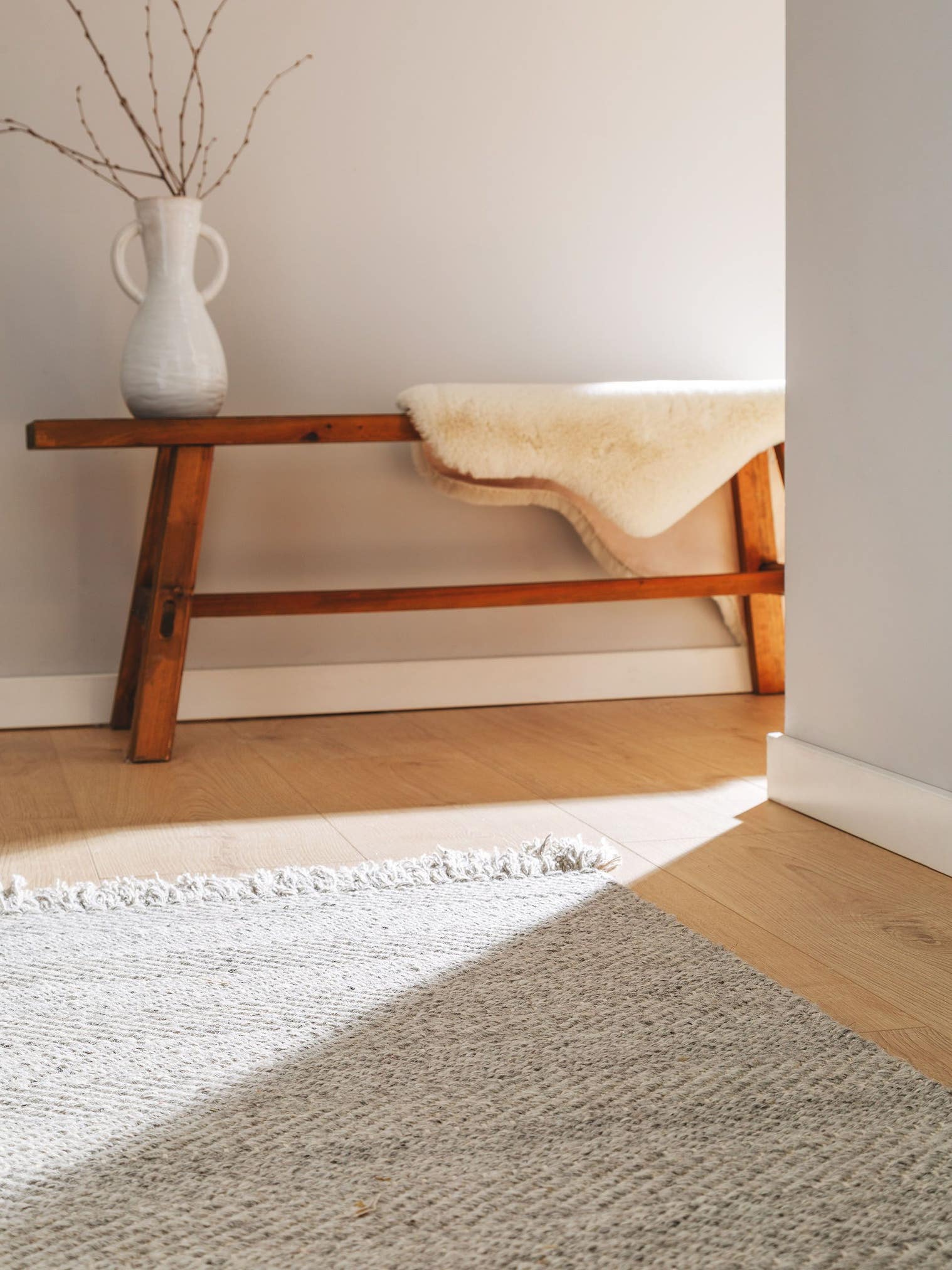 Teppich aus 60% Wolle, 20% Baumwolle, 20% Polyester in Grau mit bis 5 mm hohem Flor von benuta Pure