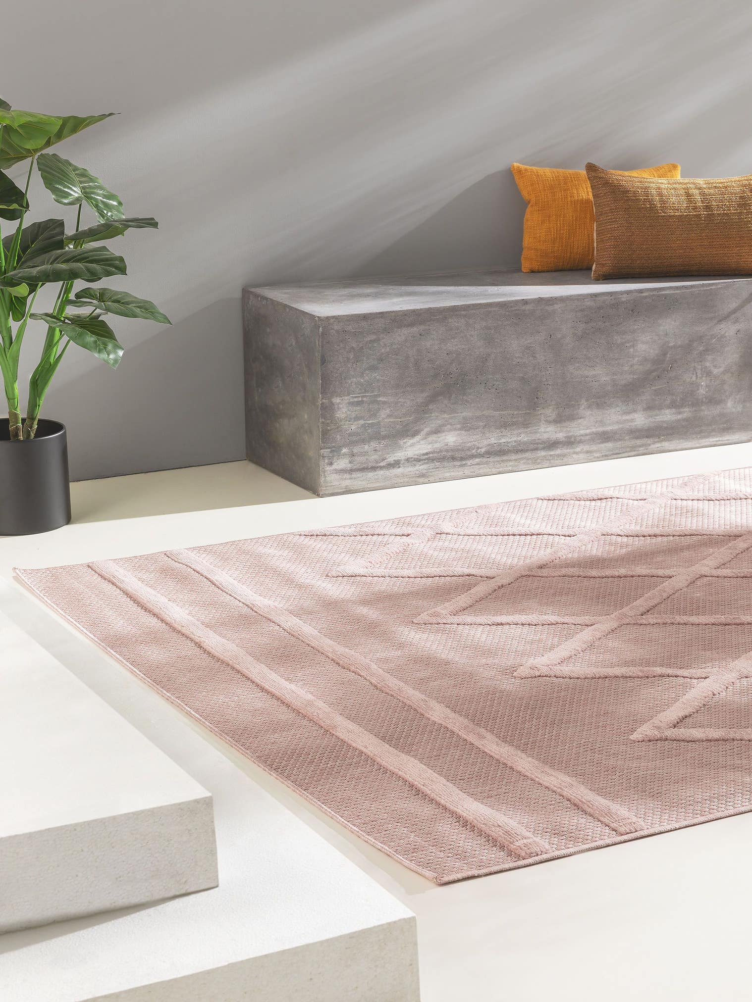 Teppich aus 100% Polypropylen in Rosa mit bis 5 mm hohem Flor von benuta Nest