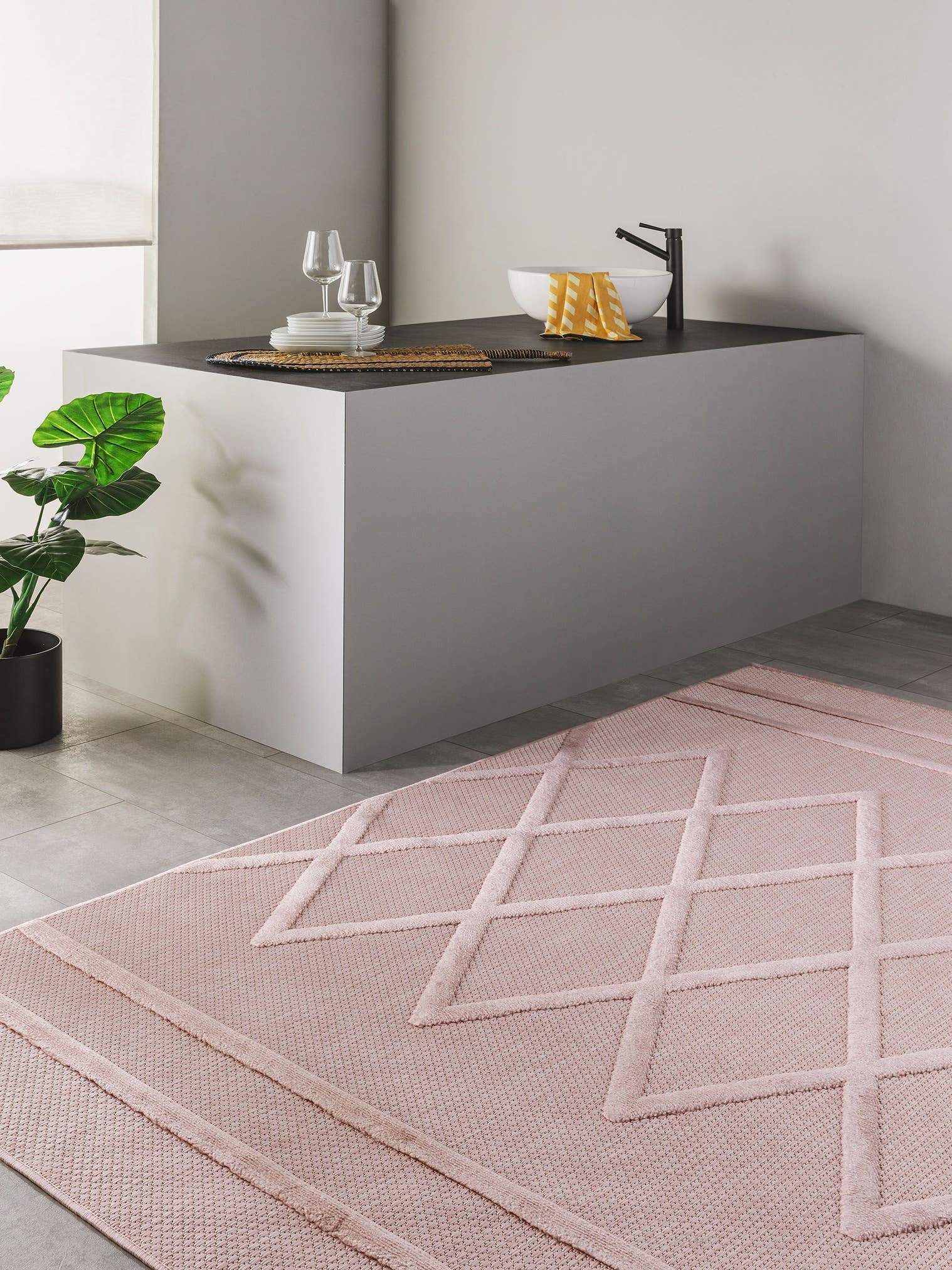 Teppich aus 100% Polypropylen in Rosa mit bis 5 mm hohem Flor von benuta Nest