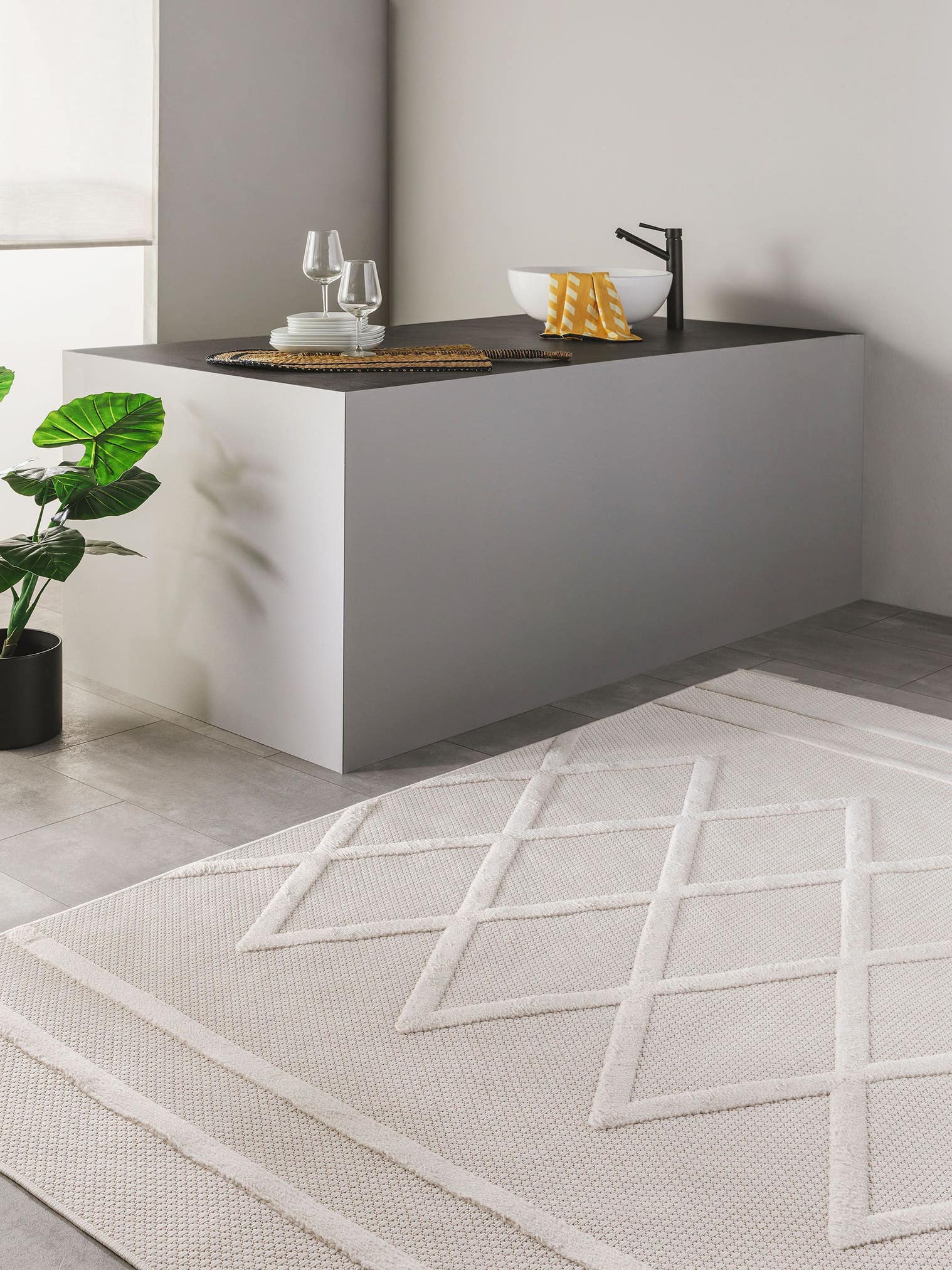 Rug made of 100% Polypropylene in Beige with a 1- 5 mm high pile by benuta Nest