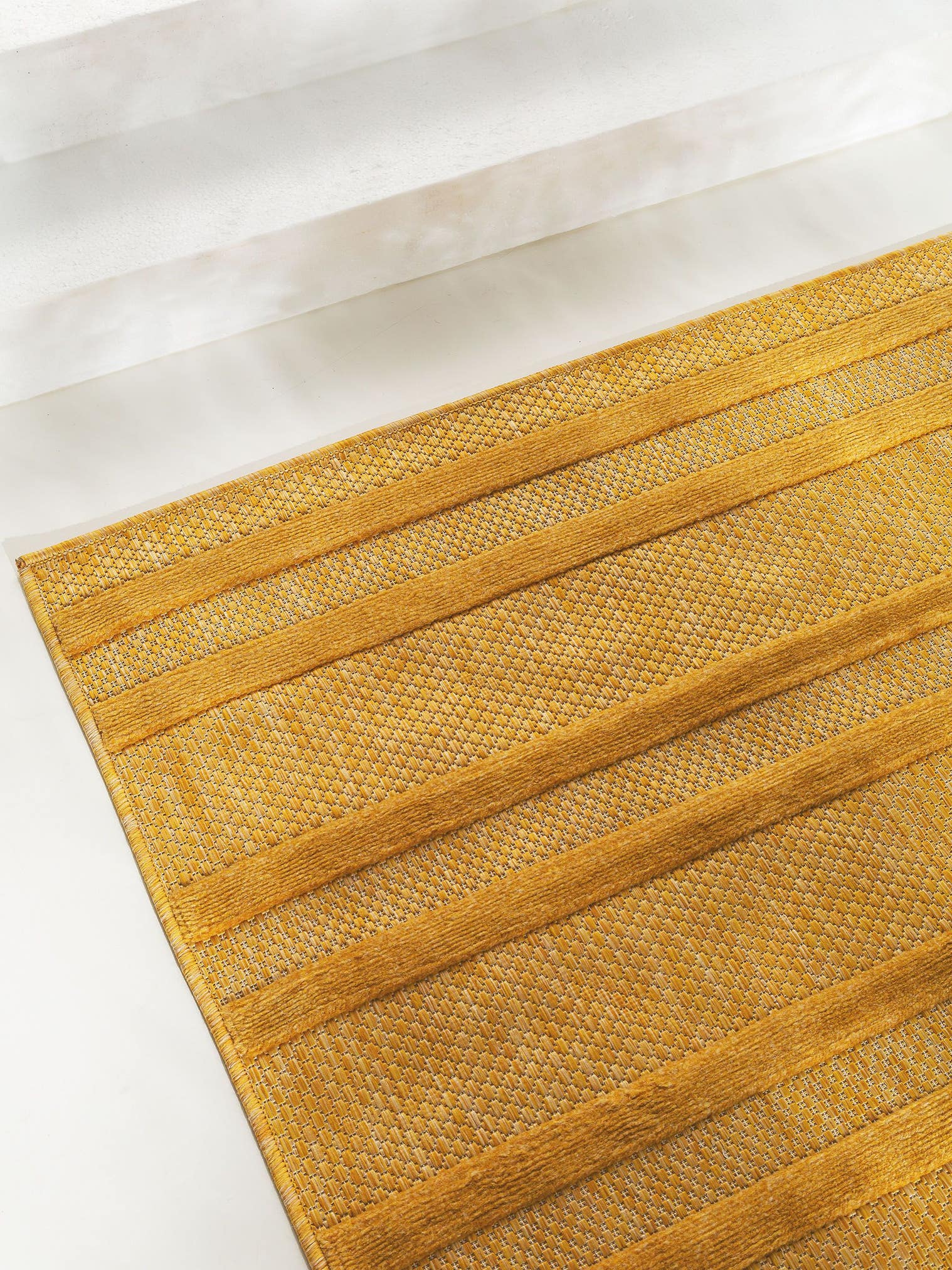 Tapis en 100% Polypropylène en Jaune avec une pile de 1- 5 mm de hauteur de benuta Nest