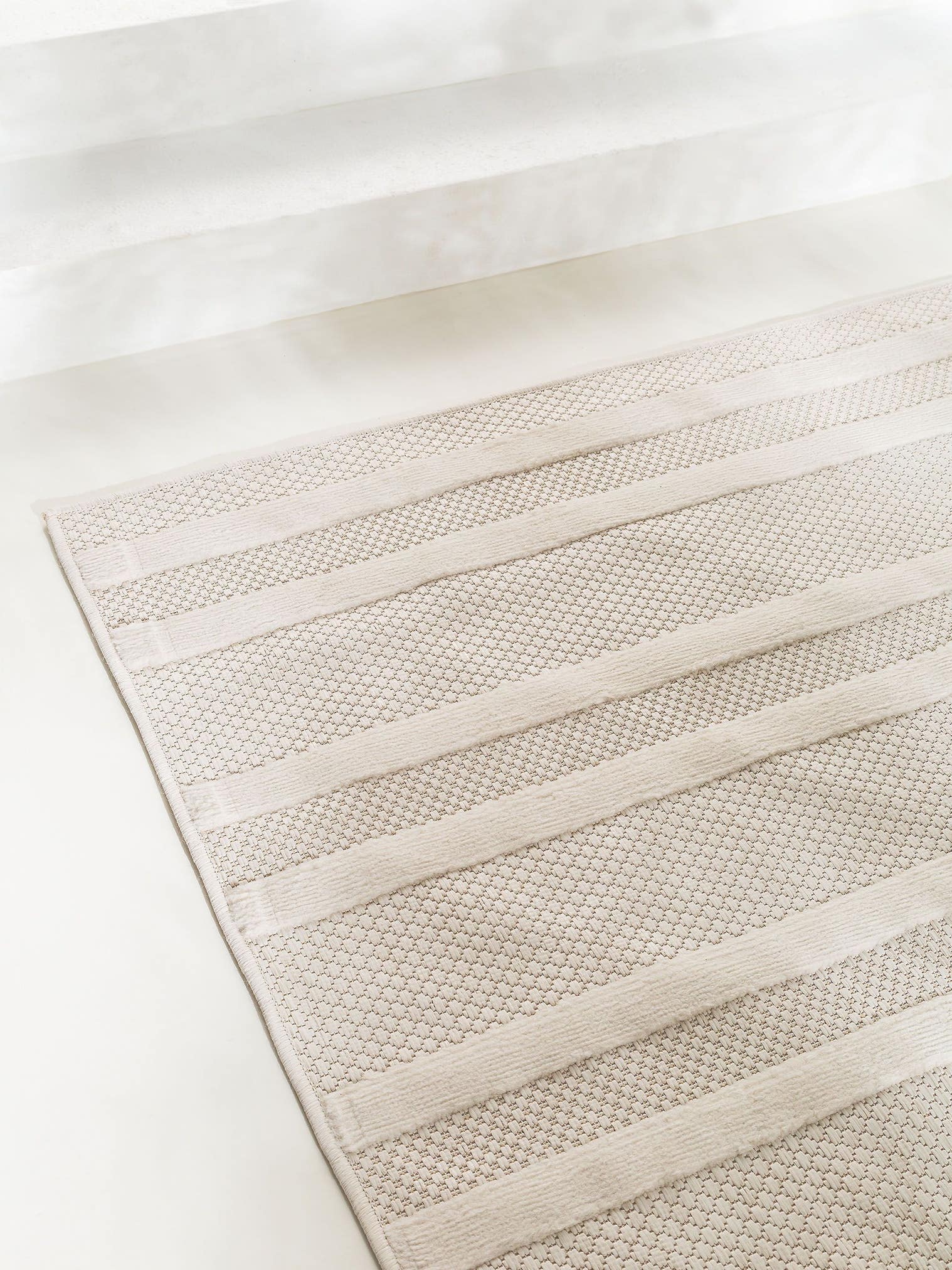 Teppich aus 100% Polypropylen in Beige mit bis 5 mm hohem Flor von benuta Nest