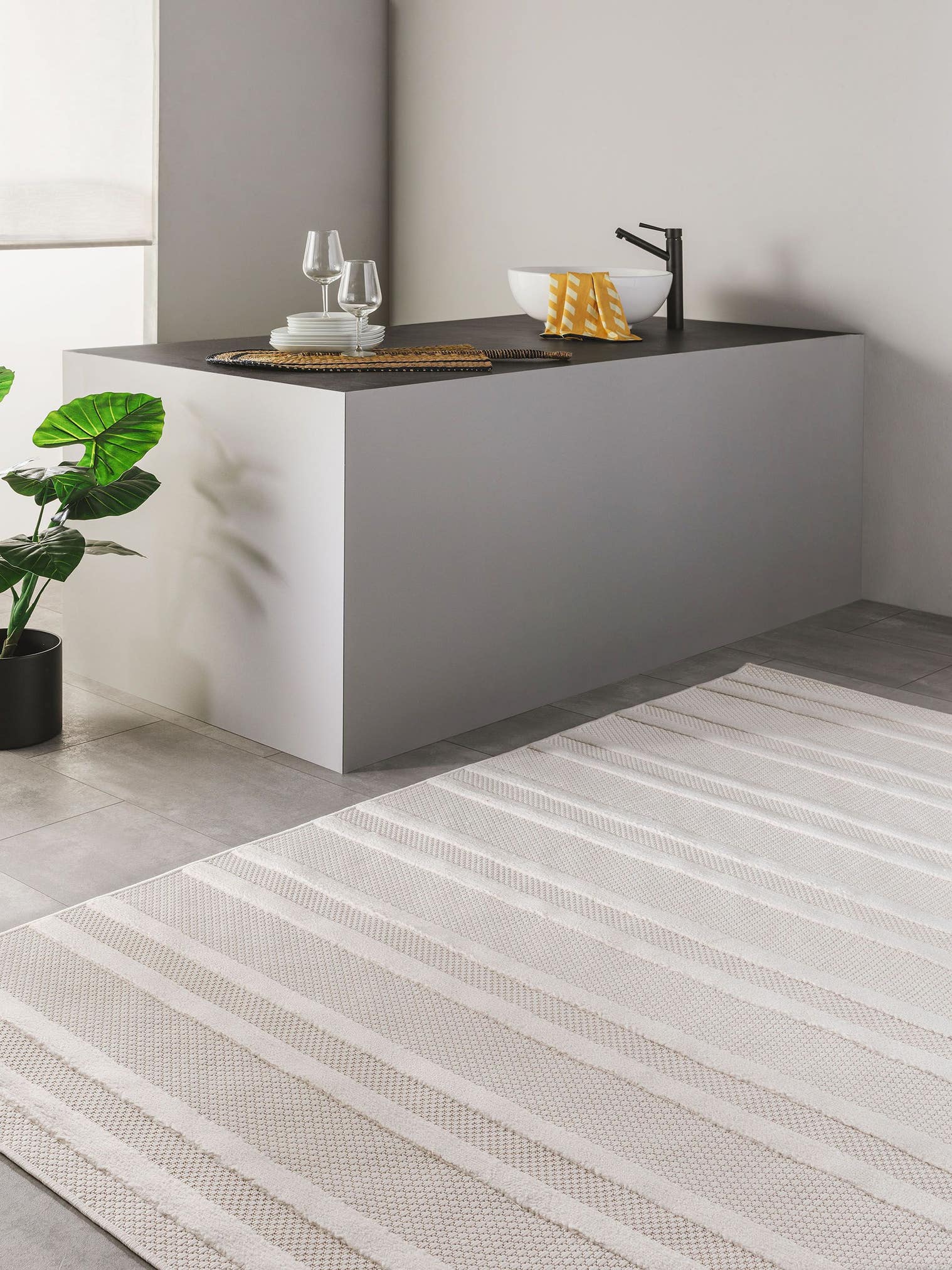 Teppich aus 100% Polypropylen in Beige mit bis 5 mm hohem Flor von benuta Nest