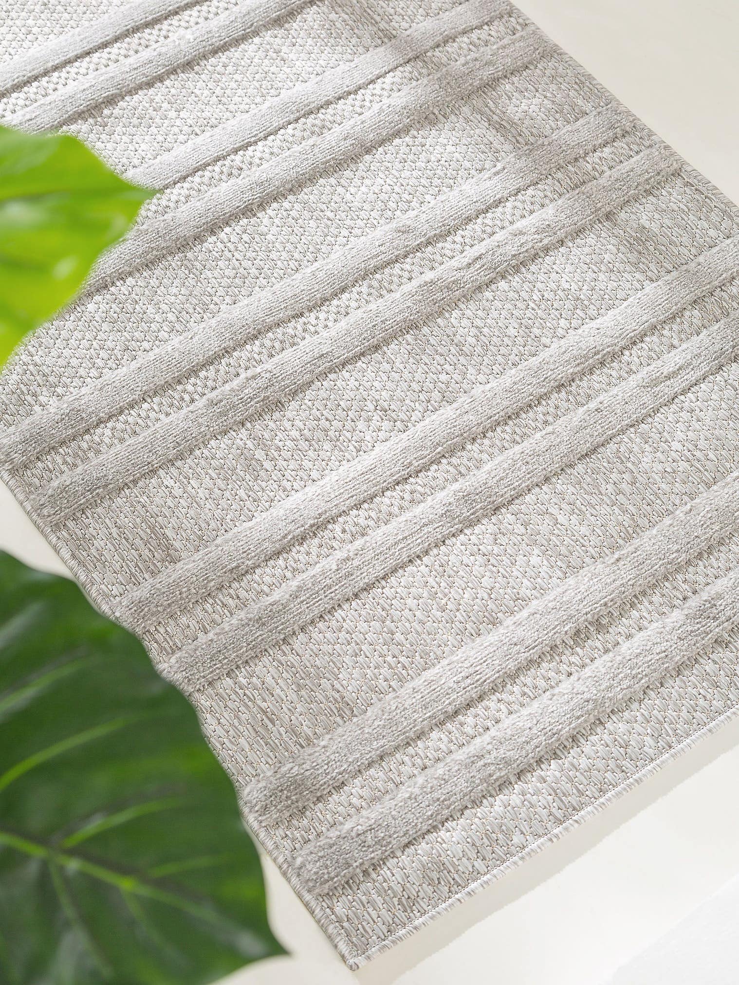 Teppich aus 100% Polypropylen in Grau mit bis 5 mm hohem Flor von benuta