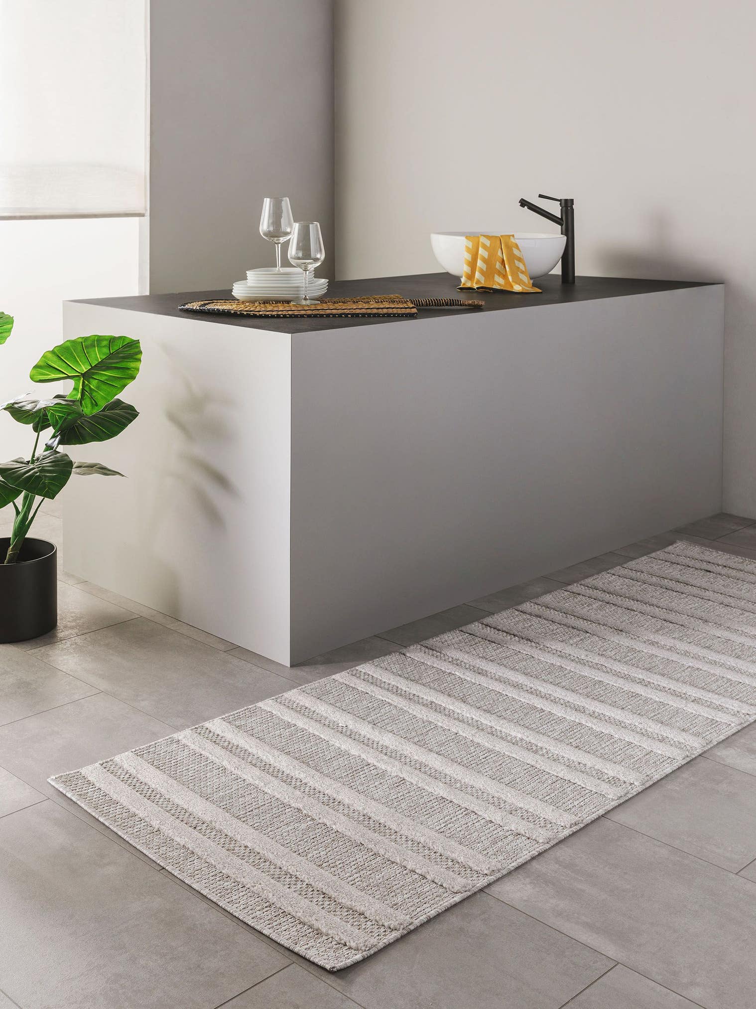 Teppich aus 100% Polypropylen in Grau mit bis 5 mm hohem Flor von benuta