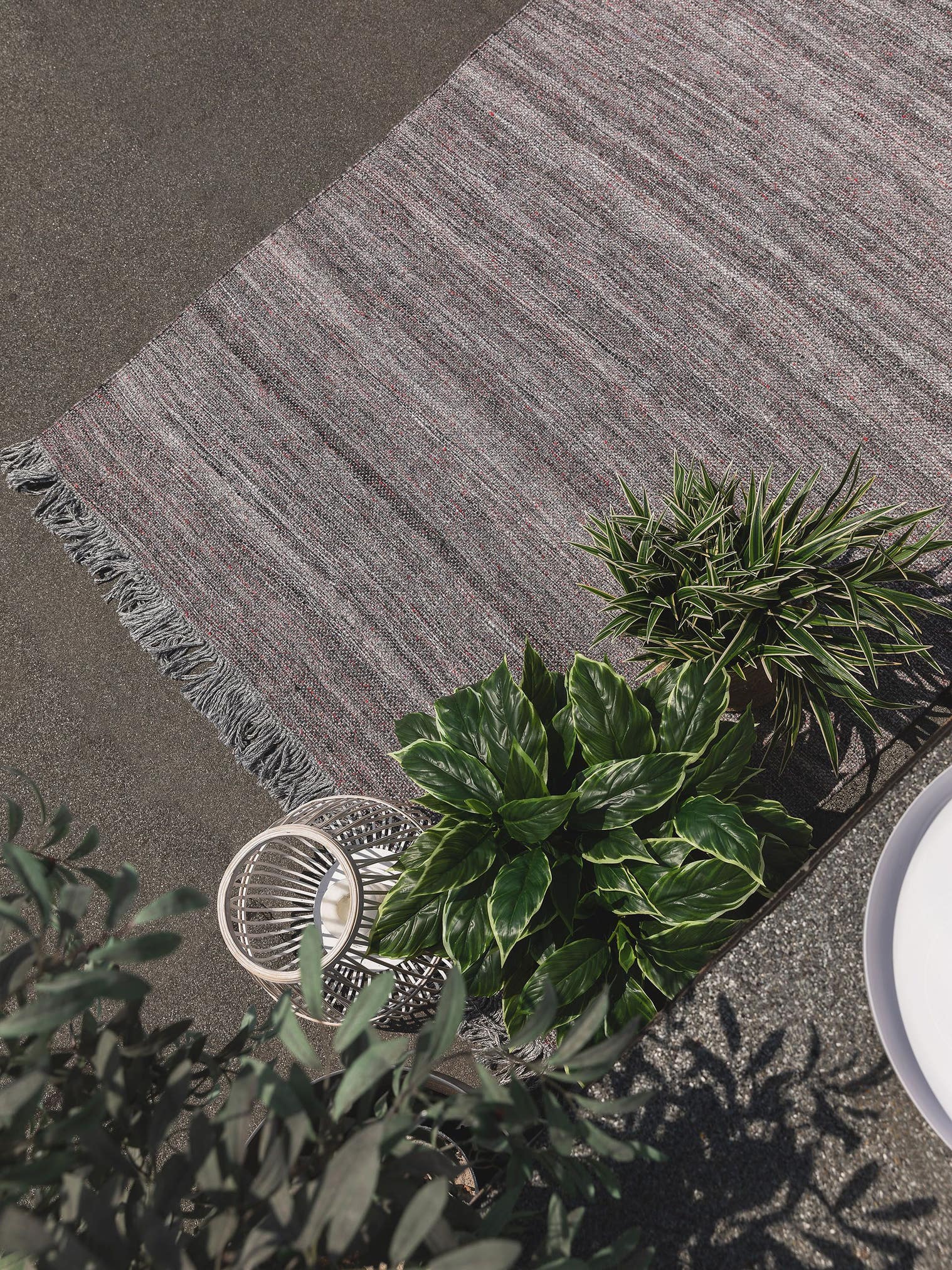 Teppich aus 100% Polyester (recyceltes PET) in Grau mit bis 5 mm hohem Flor von benuta Pure