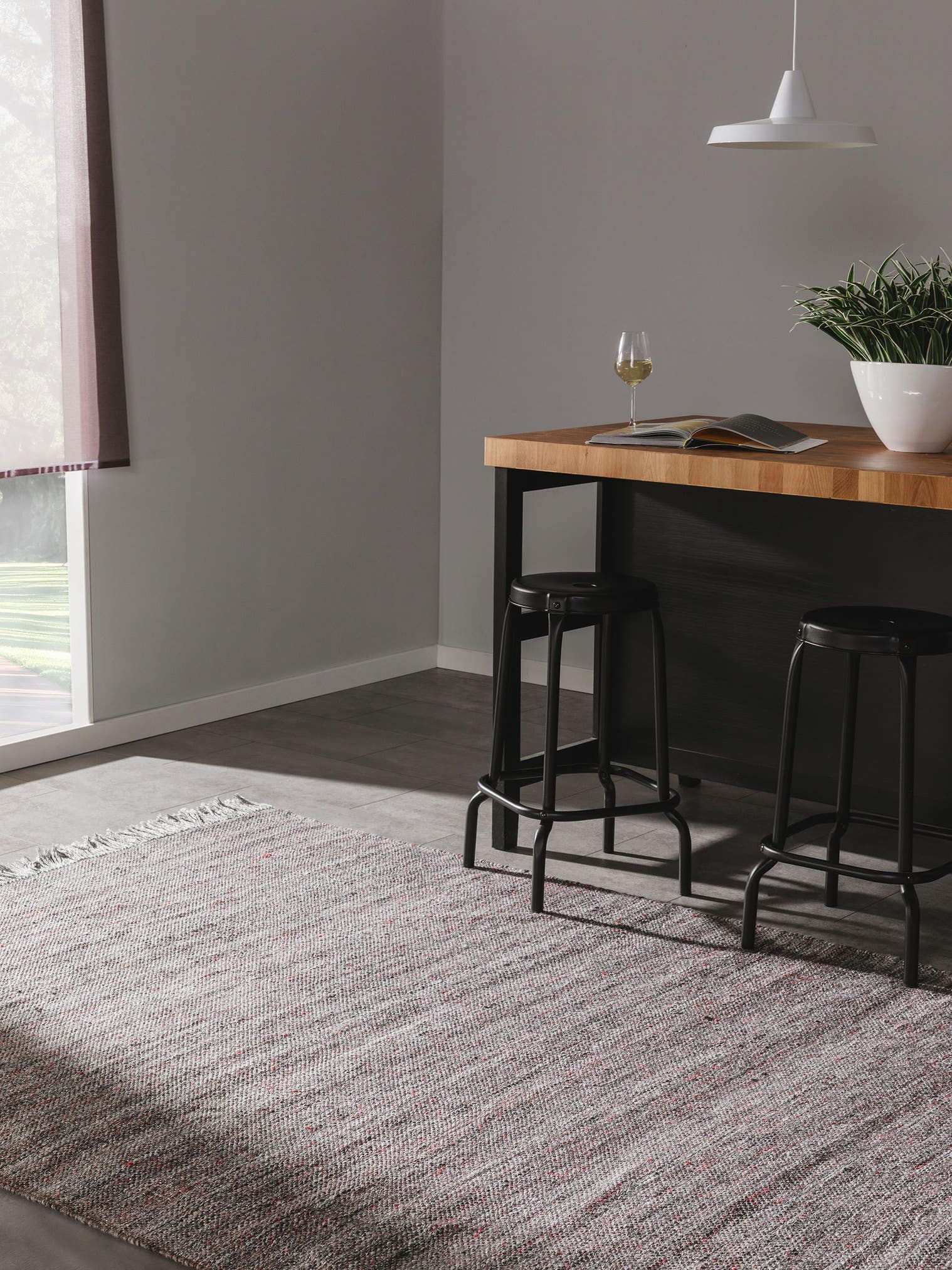 Teppich aus 100% Polyester (recyceltes PET) in Grau mit bis 5 mm hohem Flor von benuta Pure