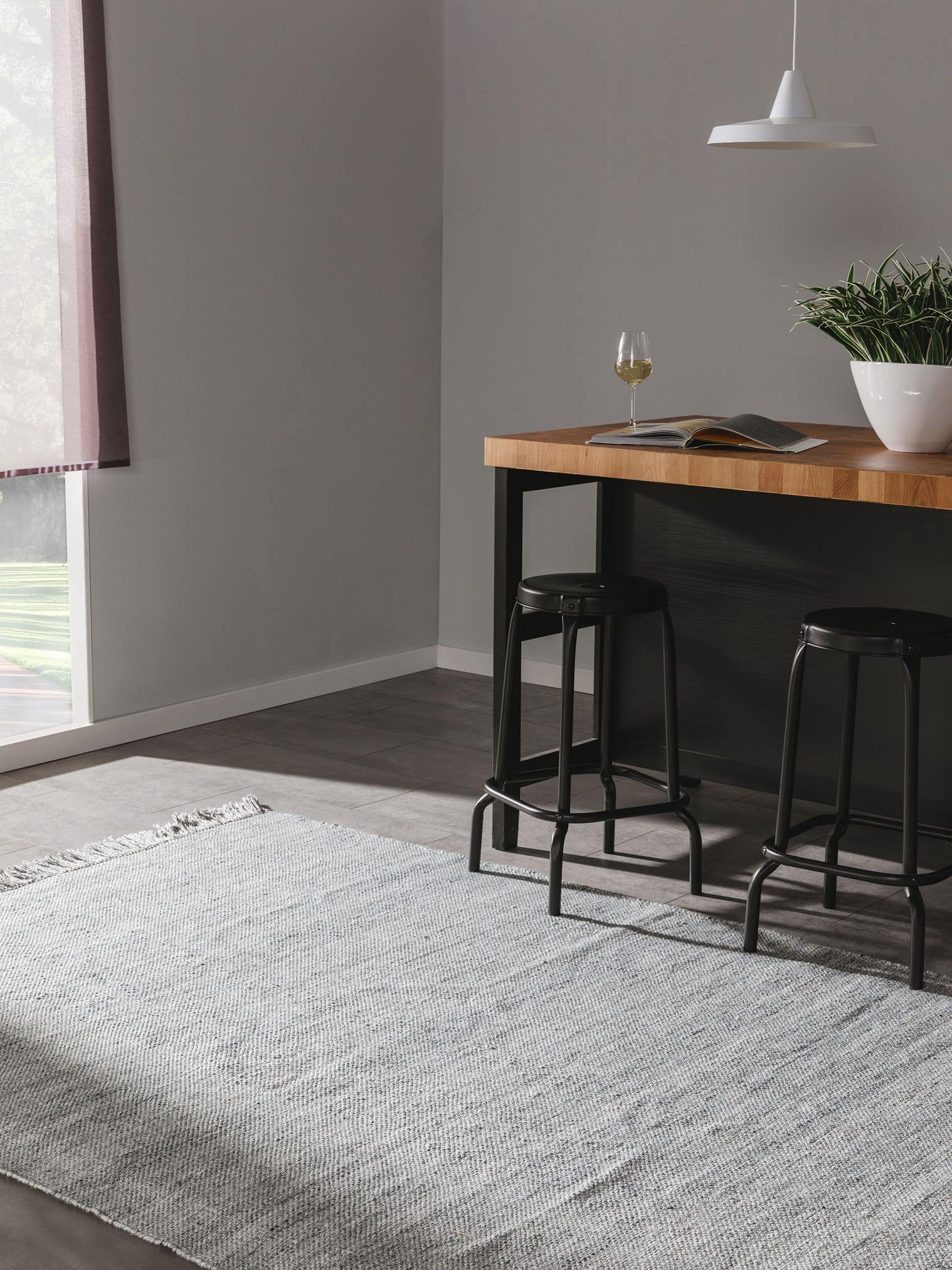 Teppich aus 100% Polyester (recyceltes PET) in Grau mit bis 5 mm hohem Flor von benuta Pure