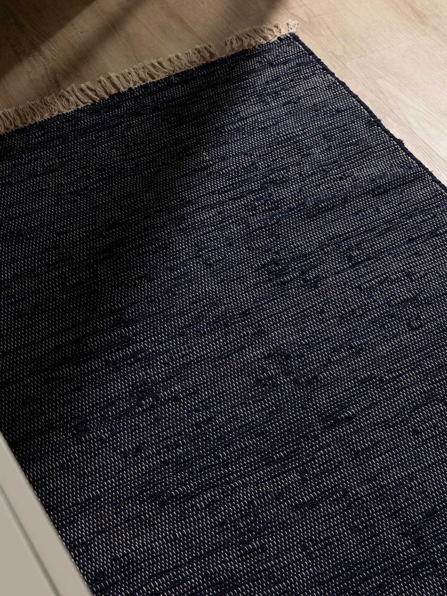 Matta av 100% Bomull (recycled) i Blå med 1- 5 mm hög lugg från benuta Basic