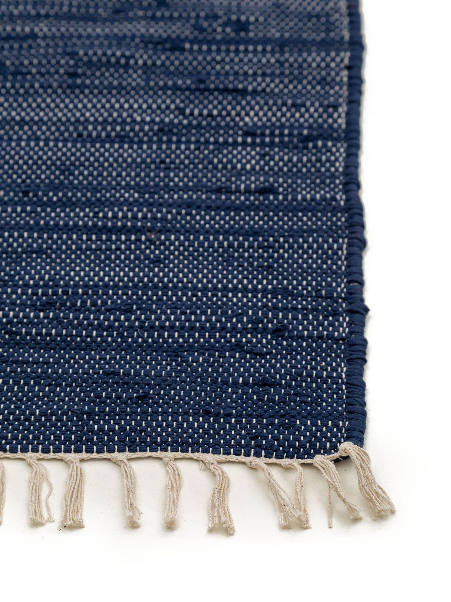 Matta av 100% Bomull (recycled) i Blå med 1- 5 mm hög lugg från benuta Basic
