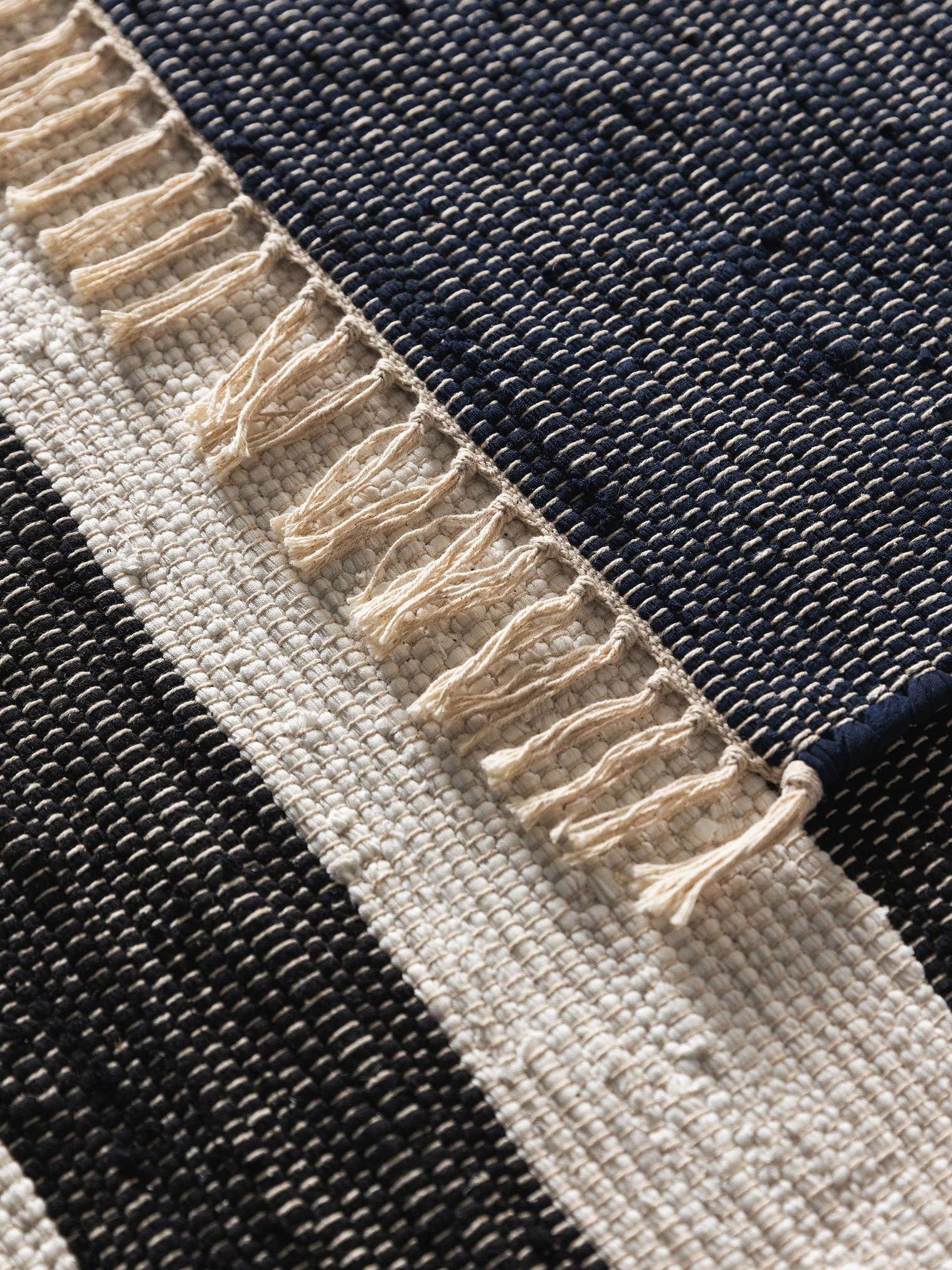 Matta av 100% Bomull (recycled) i Blå med 1- 5 mm hög lugg från benuta Basic