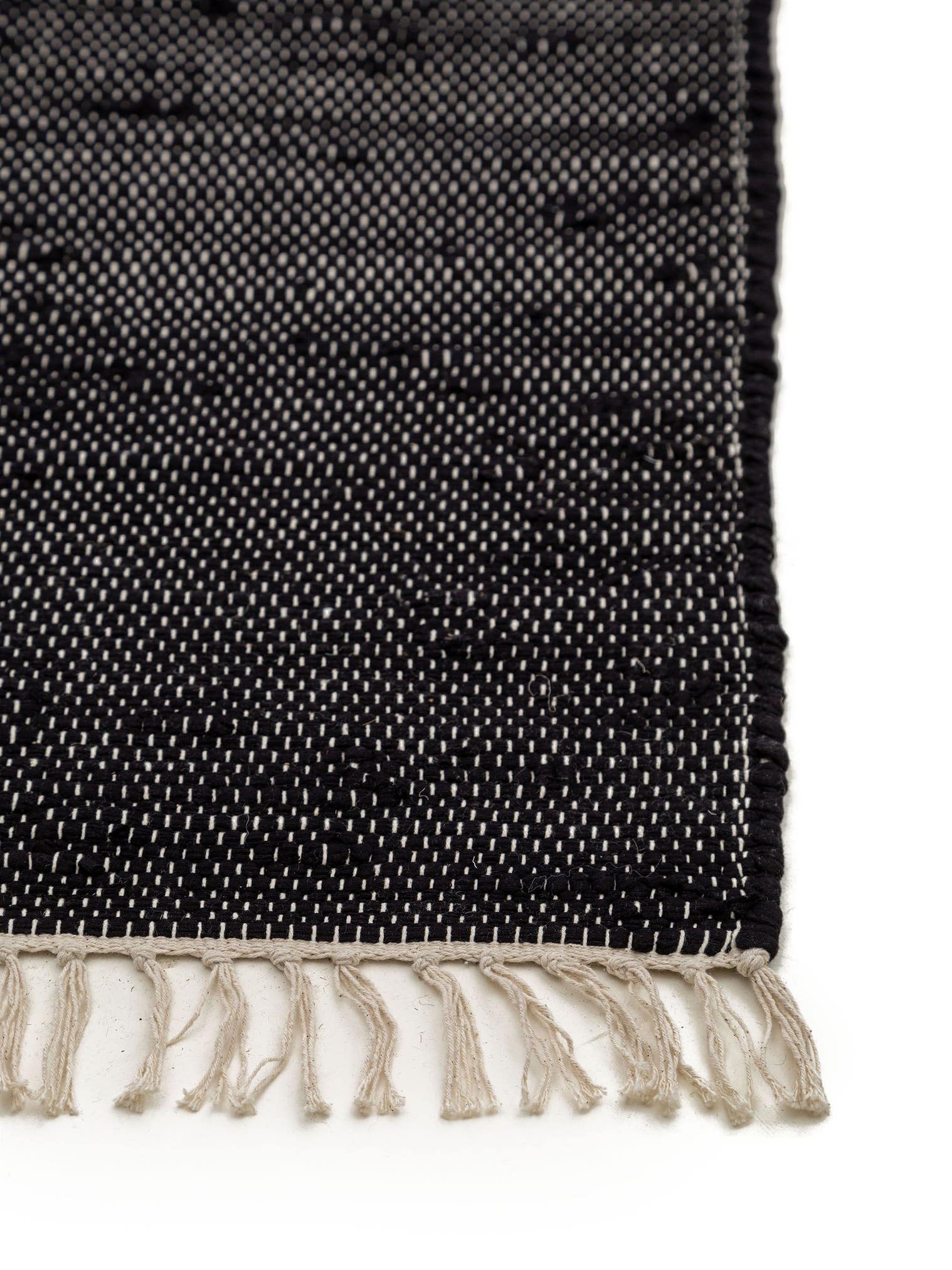 Rug made of 100% Cotton (recycled) in Black with a 1- 5 mm high pile by benuta Basic