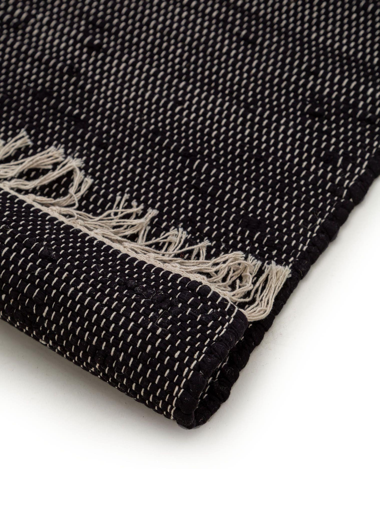 Rug made of 100% Cotton (recycled) in Black with a 1- 5 mm high pile by benuta Basic