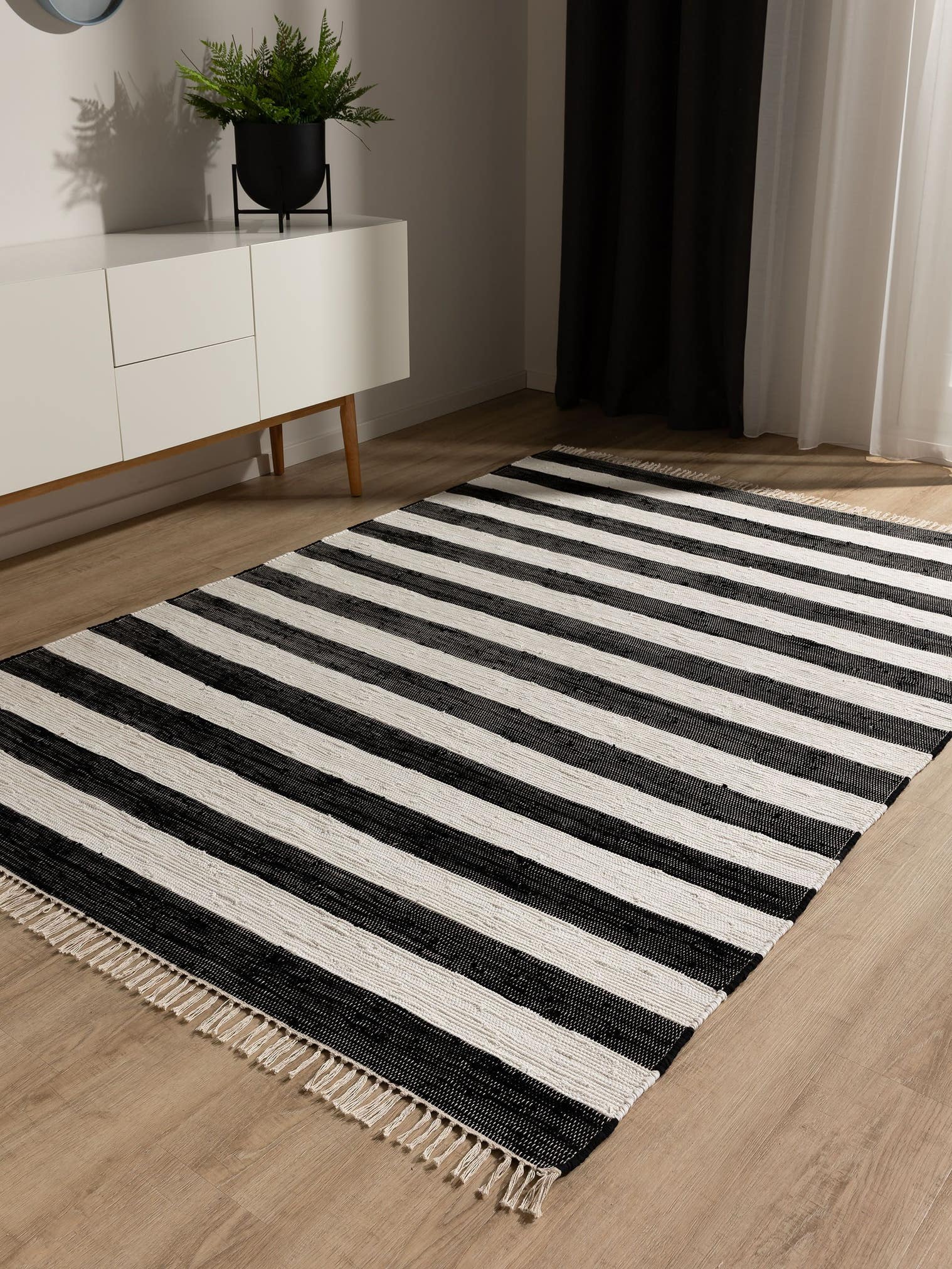 Rug made of 100% Cotton in Black/White with a 1- 5 mm high pile by benuta Basic