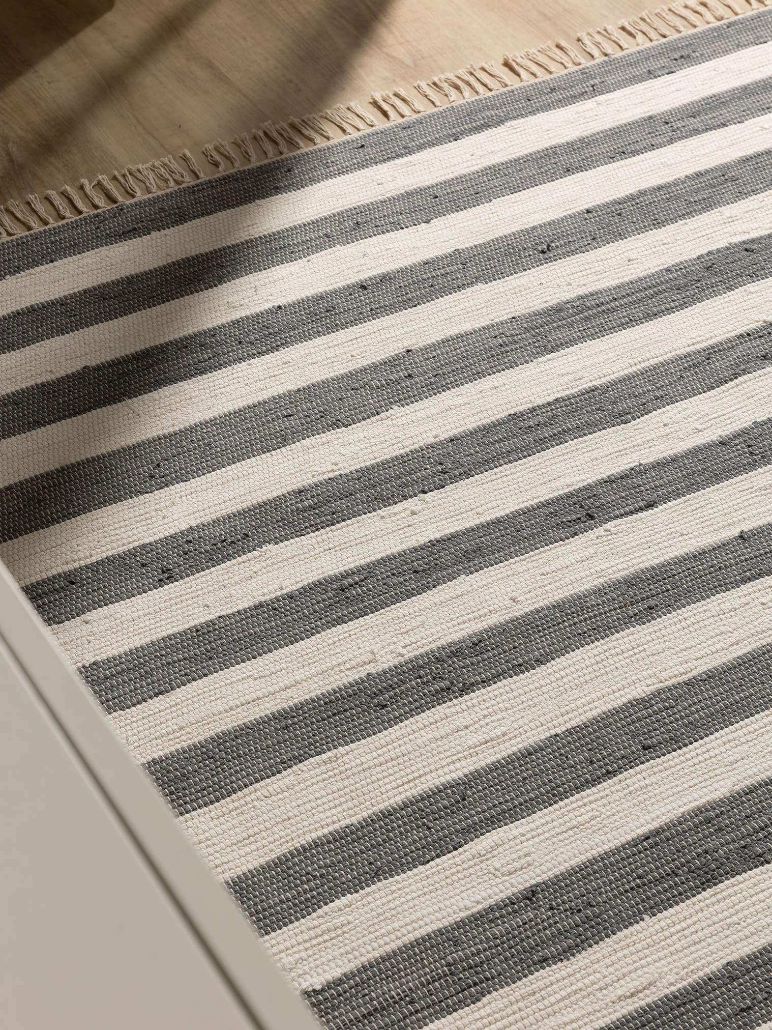 Teppich aus 100% Baumwolle in Grau mit bis 5 mm hohem Flor von benuta Basic