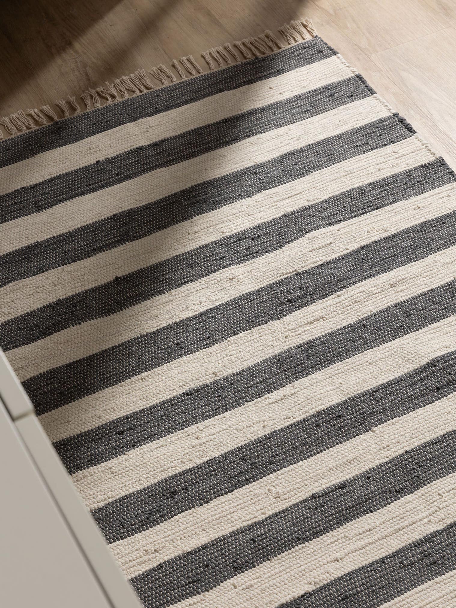 Rug made of 100% Cotton in Grey with a 1- 5 mm high pile by benuta Basic