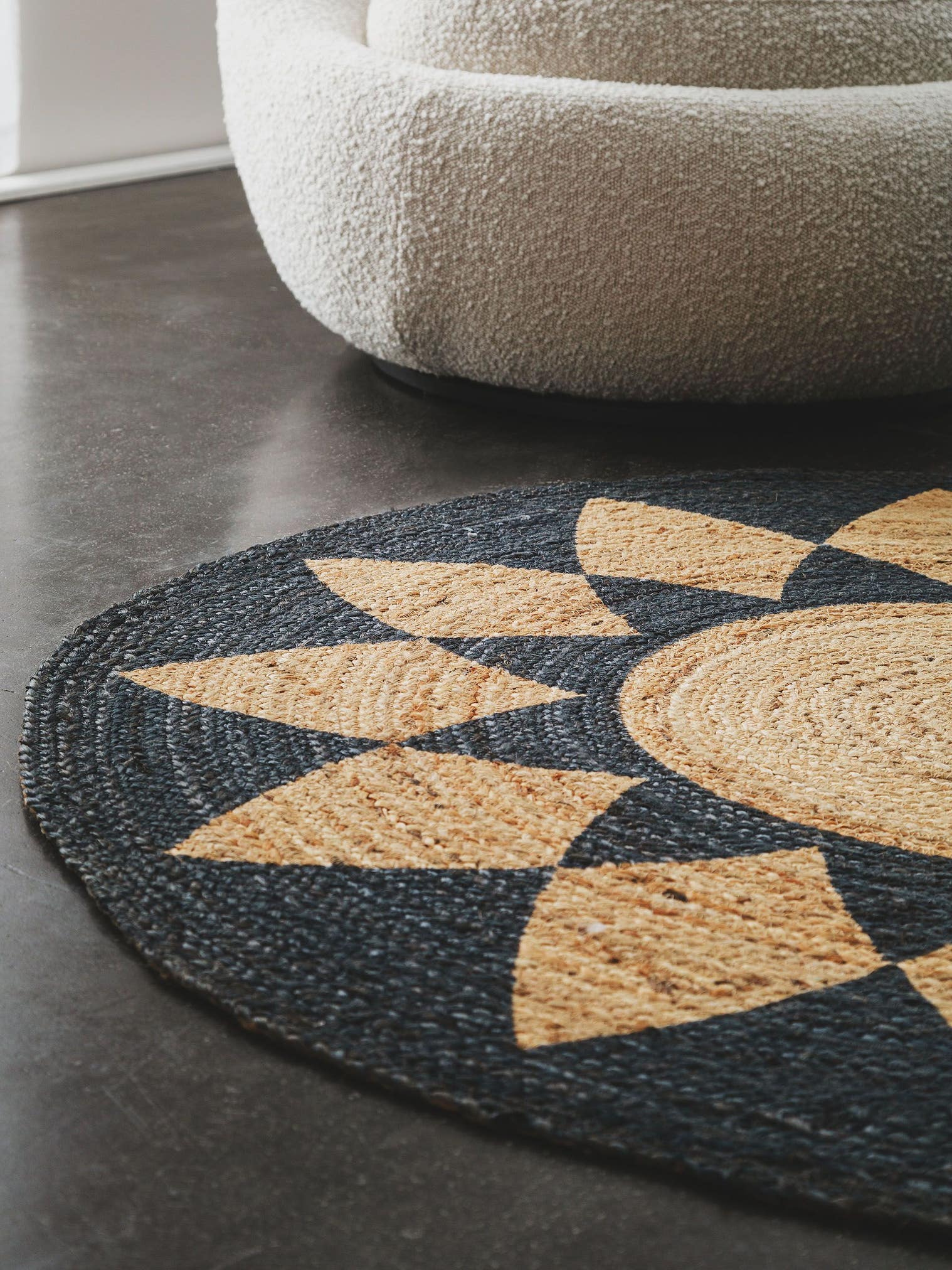 Rug made of 100% Jute in Black with a 1- 5 mm high pile by benuta Pure