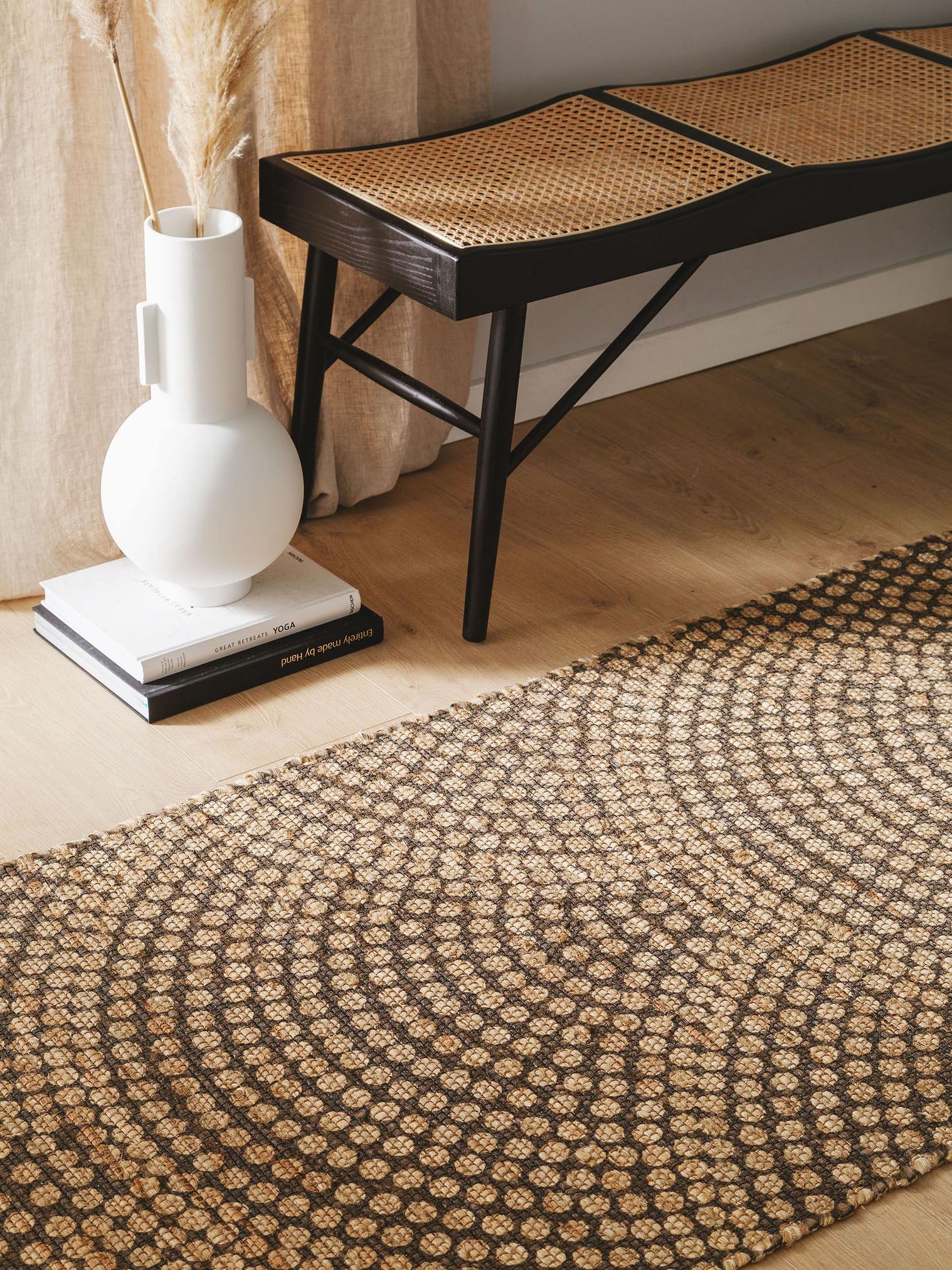 Tæppe af 100% Jute i Beige med 1- 5 mm høj luv fra benuta Pure