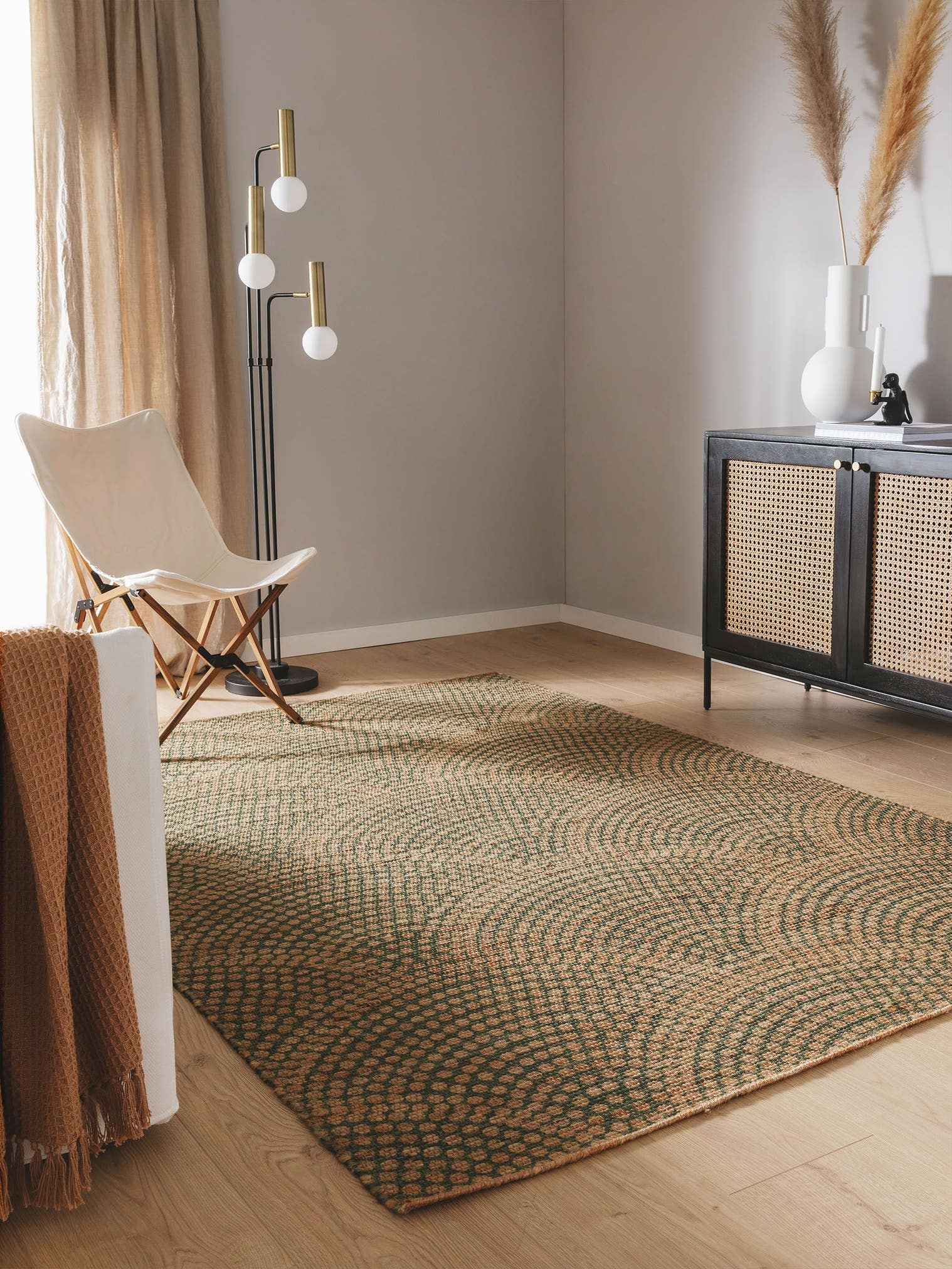 Matta av 100% Jute i Grön med 1- 5 mm hög lugg från benuta Pure