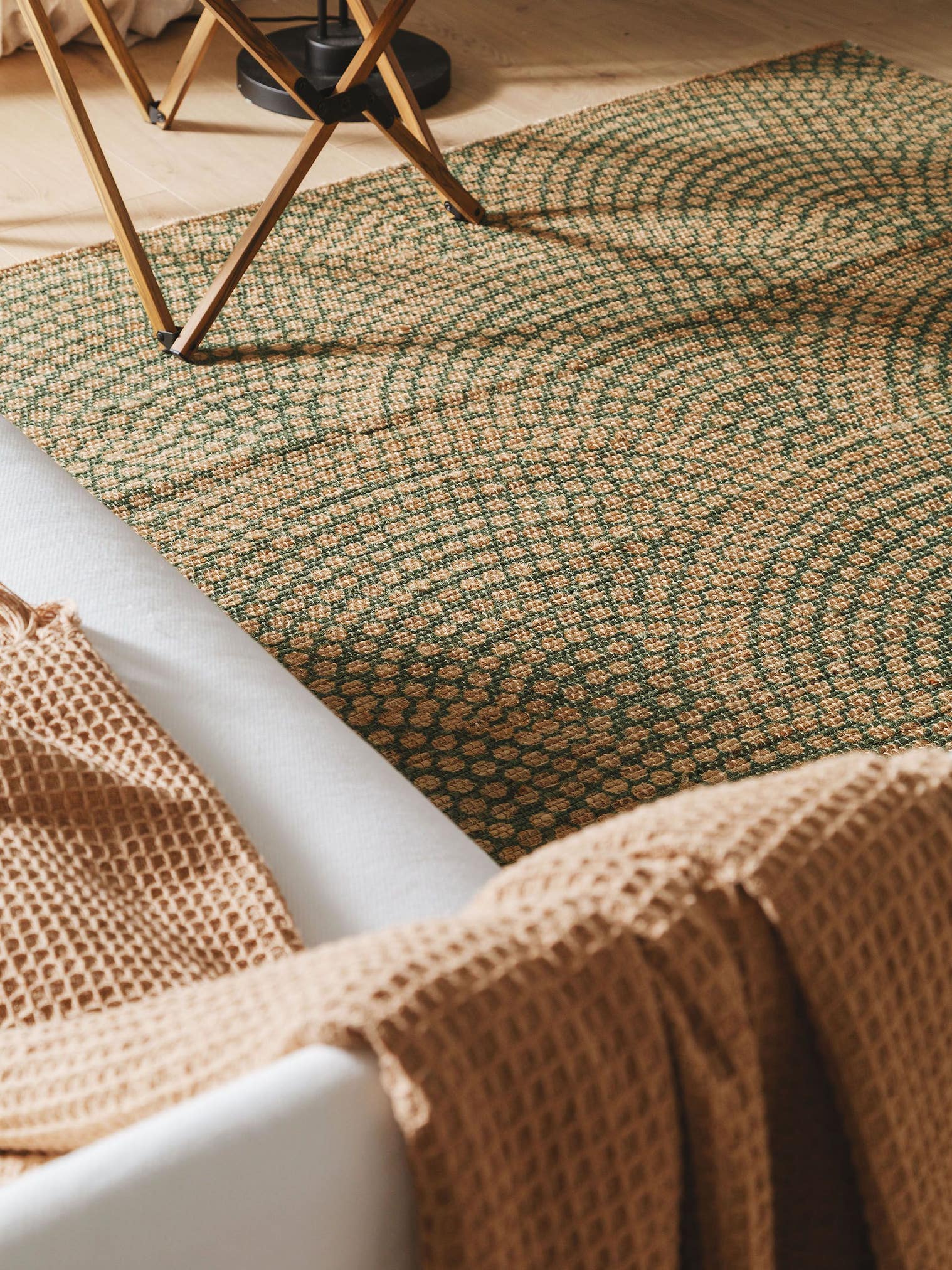 Tæppe af 100% Jute i Grøn med 1- 5 mm høj luv fra benuta Pure