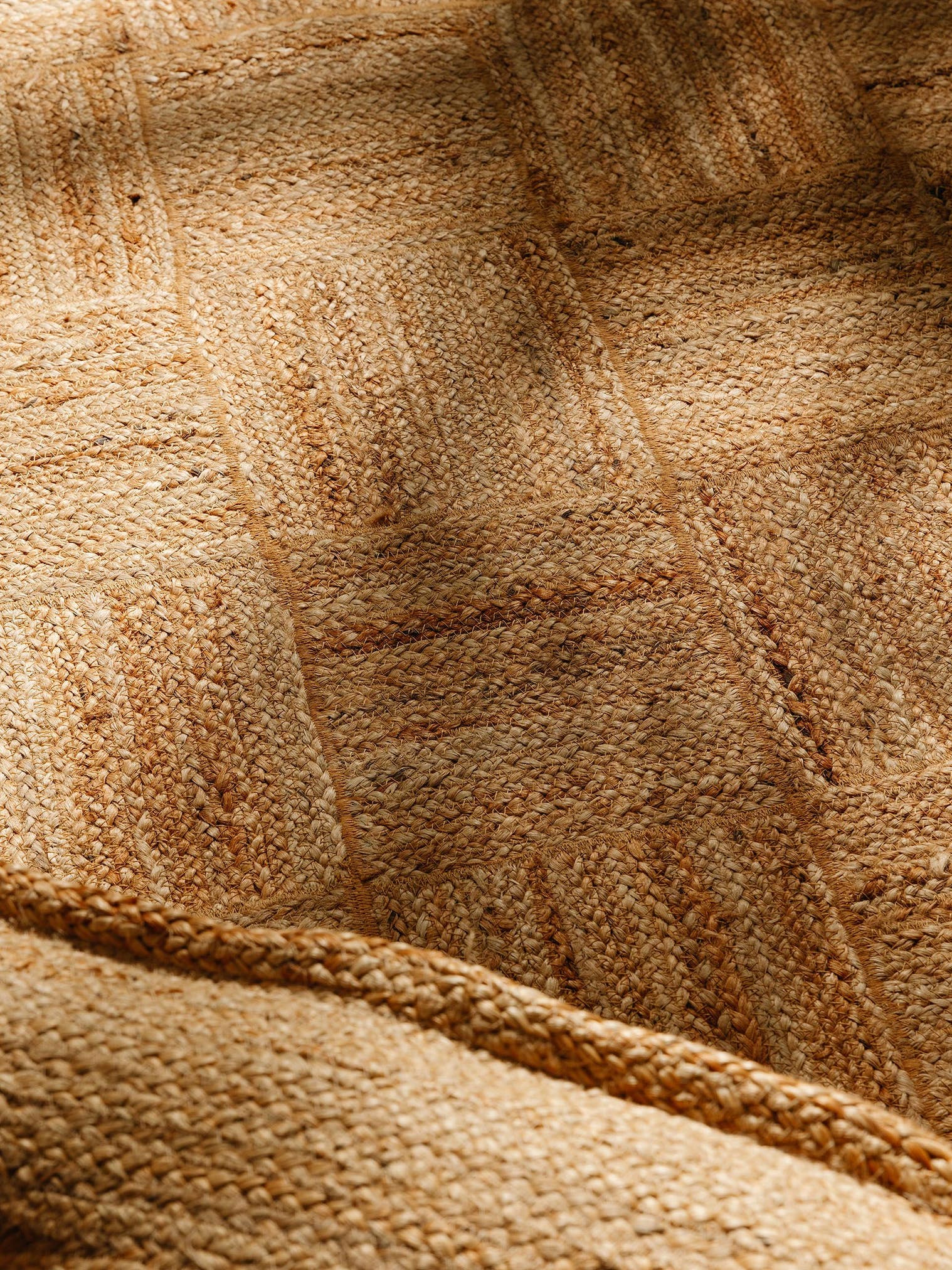 Matta av 100% Jute i Brun med 1- 5 mm hög lugg från benuta Pure