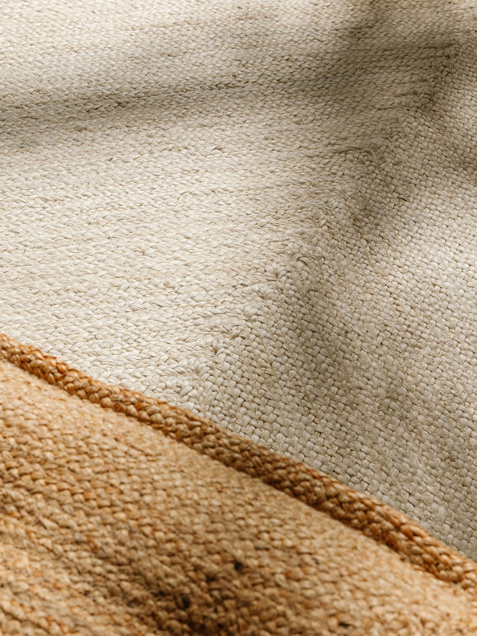 Teppich aus 100% Jute in Weiß mit bis 5 mm hohem Flor von benuta Pure
