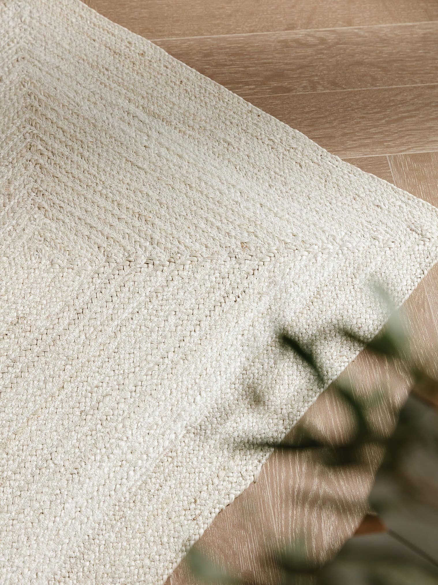 Matta av 100% Jute i Vit med 1- 5 mm hög lugg från benuta Pure